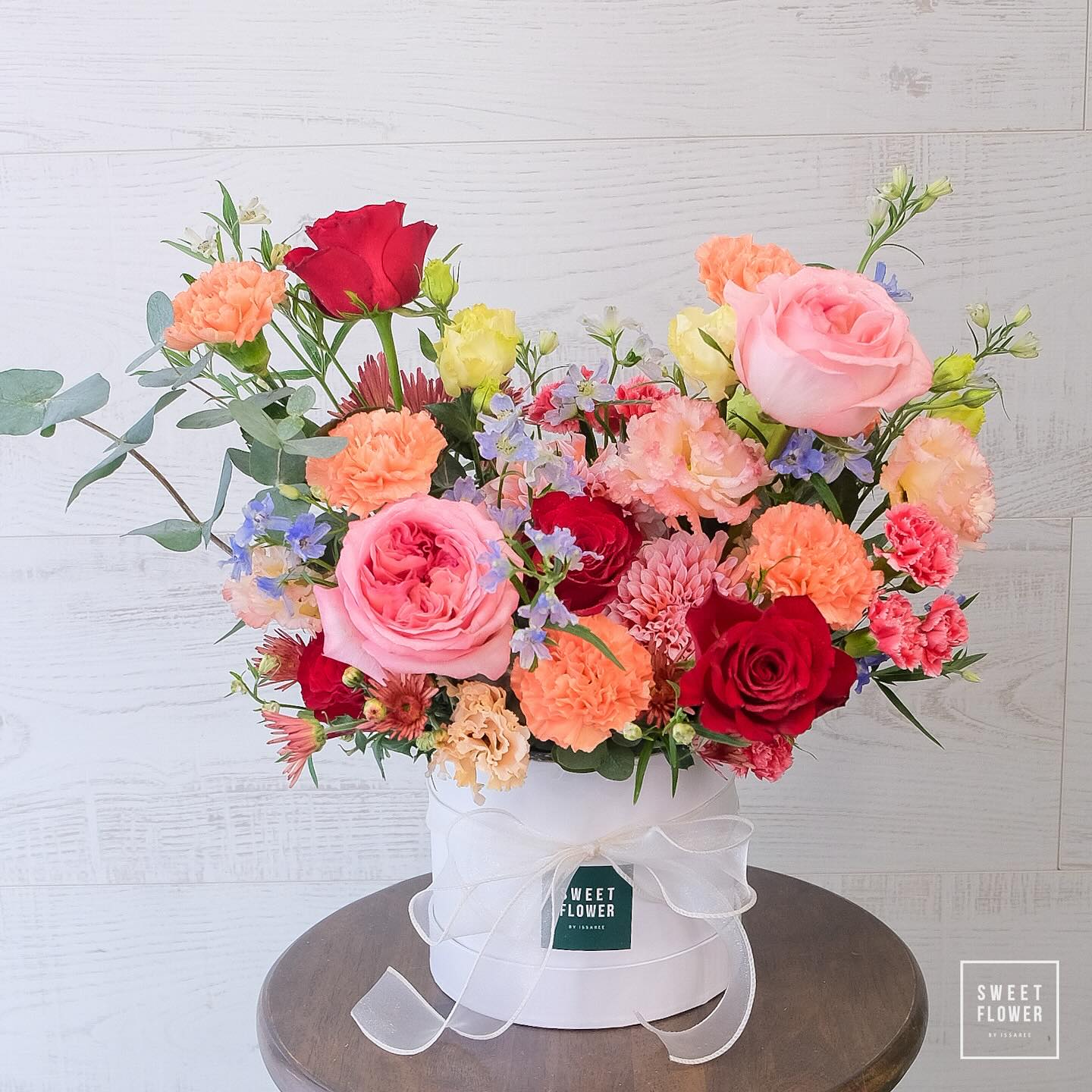 กล่อง หลากสี หวาน ดอกไม้หลัก กุหลาบ คาร์เนชั่น ลิลลี่ — ผลงานร้านดอกไม้ Sweetflower by Issaree