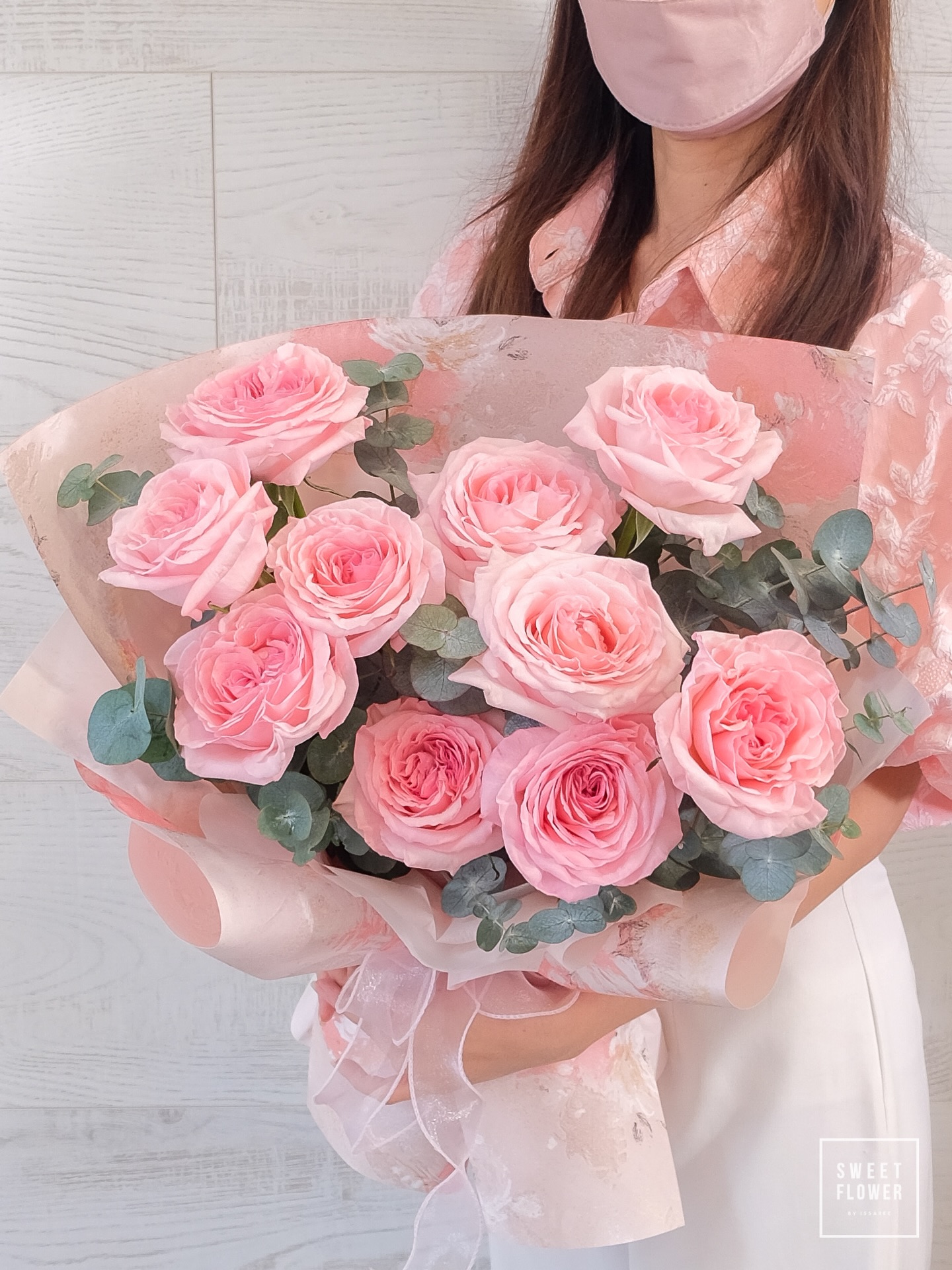 ช่อ ชมพู หวาน ดอกไม้หลัก กุหลาบเอกวาดอร์ ยูคาลิปตัส/ใบไม้ — ผลงานร้านดอกไม้ Sweetflower by Issaree