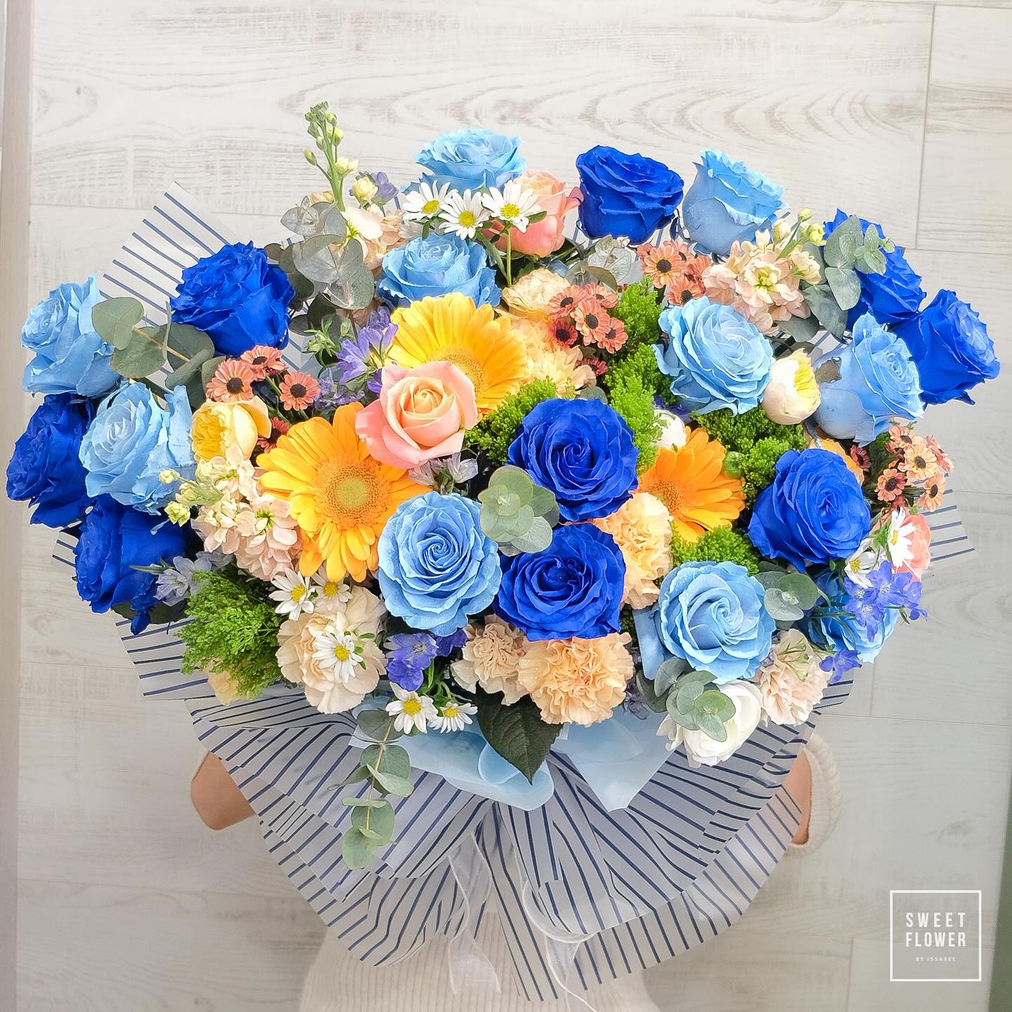 ช่อ หลากสี สดใส ดอกไม้หลัก กุหลาบ เยอบีร่า เดซี่/มาร์กาเร็ต — ผลงานร้านดอกไม้ Sweetflower by Issaree