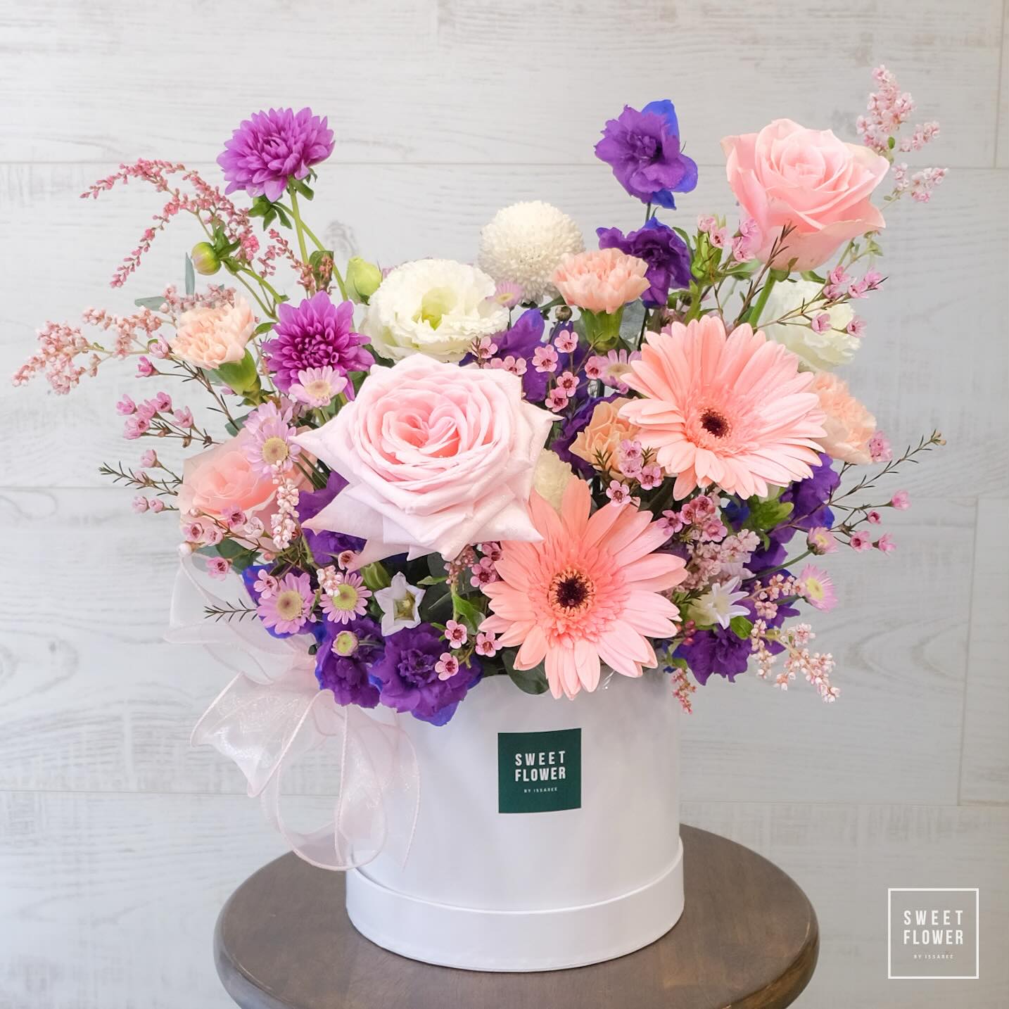 กล่อง ม่วง-ฟ้า หวาน ดอกไม้หลัก กุหลาบ ดาเลีย เยอบีร่า — ผลงานร้านดอกไม้ Sweetflower by Issaree