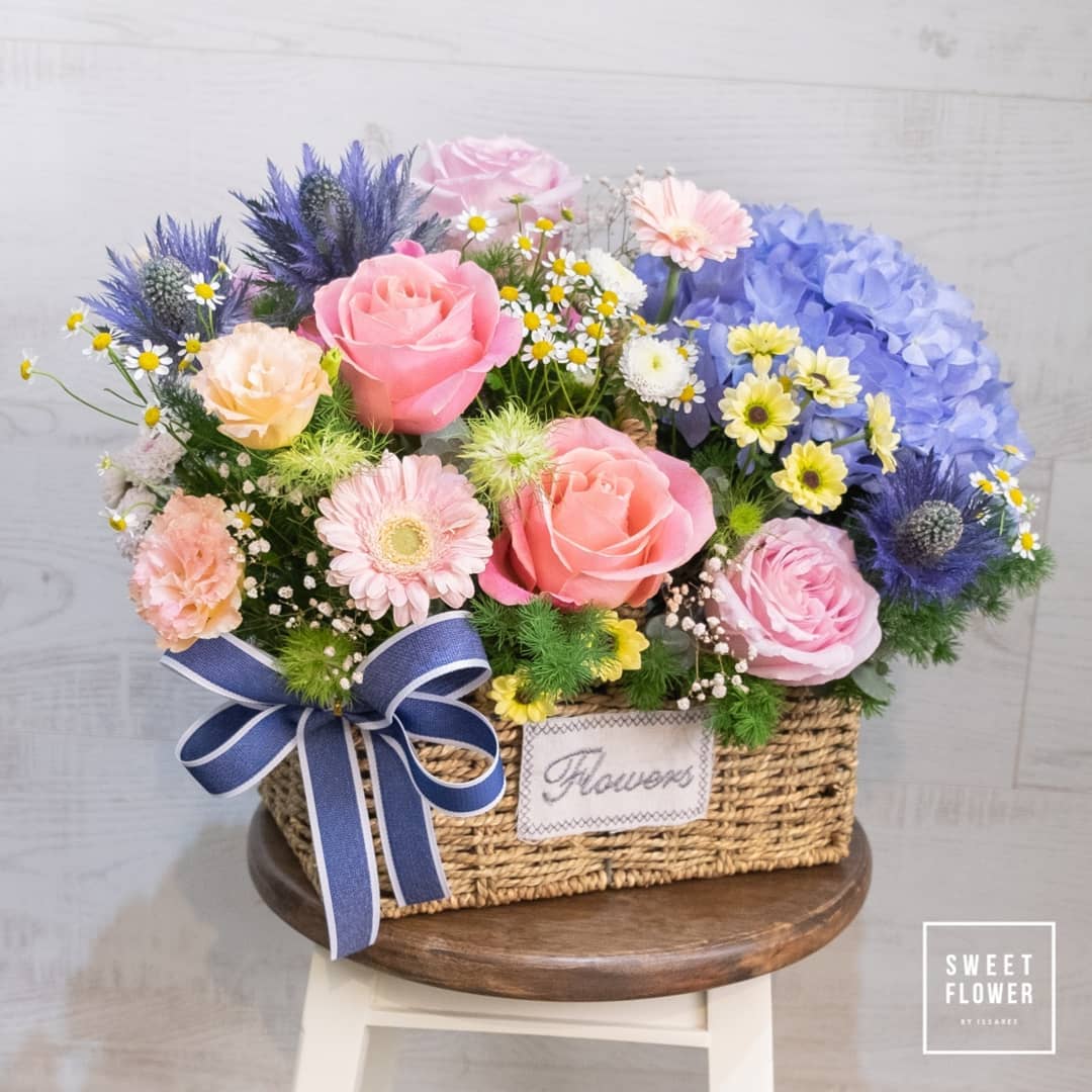 ตะกร้า หลากสี หวาน ดอกไม้หลัก กุหลาบ ไฮเดรนเยีย เดซี่/มาร์กาเร็ต — ผลงานร้านดอกไม้ Sweetflower by Issaree — ภาพที่ 2 จาก 4