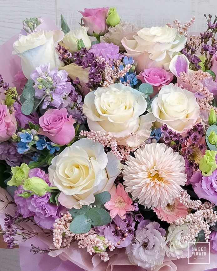 ช่อ พาสเทล คลาสสิก ดอกไม้หลัก กุหลาบ เดซี่/มาร์กาเร็ต คาร์เนชั่น — ผลงานร้านดอกไม้ Sweetflower by Issaree — ภาพที่ 3 จาก 7