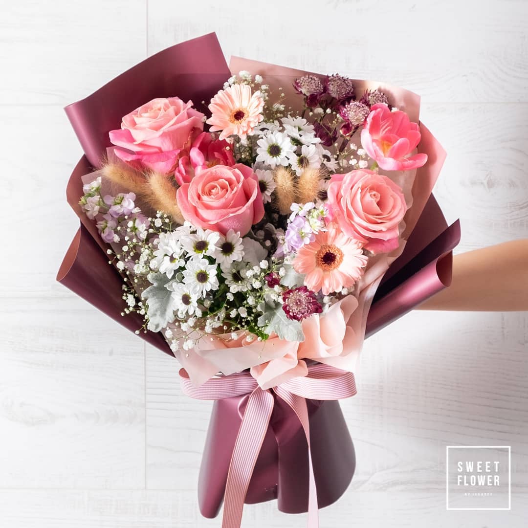 ช่อ หลากสี หวาน ดอกไม้หลัก กุหลาบ เดซี่/มาร์กาเร็ต คาร์เนชั่น — ผลงานร้านดอกไม้ Sweetflower by Issaree — ภาพที่ 4 จาก 4