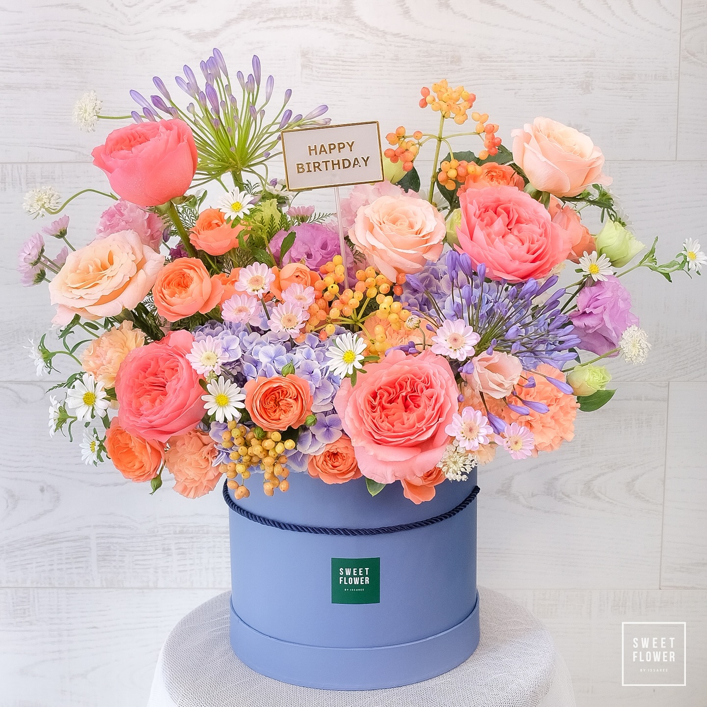 กล่อง หลากสี สดใส ดอกไม้หลัก กุหลาบ คาร์เนชั่น ไฮเดรนเยีย — ผลงานร้านดอกไม้ Sweetflower by Issaree