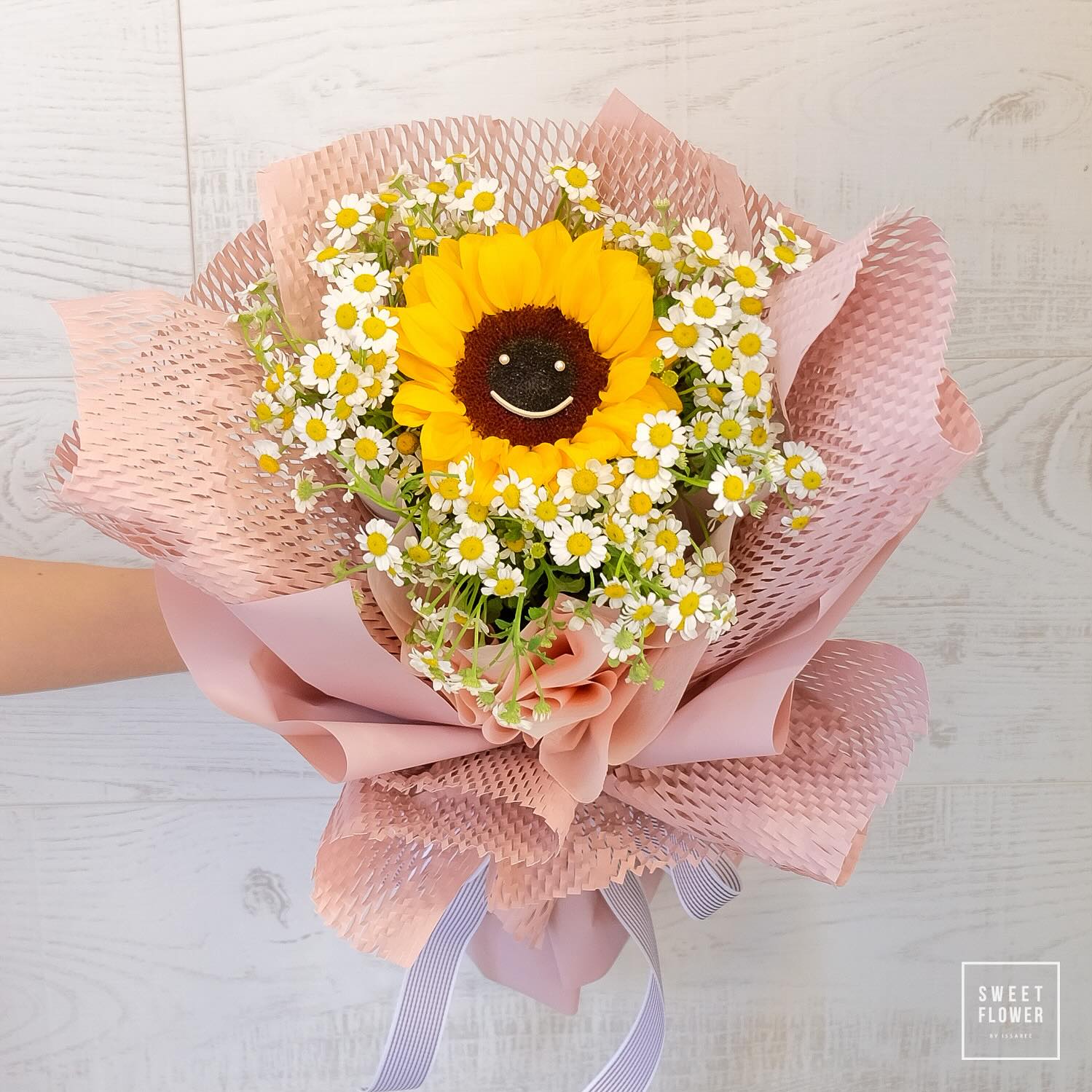 ช่อ เหลือง-ส้ม สดใส ดอกไม้หลัก ทานตะวัน เดซี่/มาร์กาเร็ต — ผลงานร้านดอกไม้ Sweetflower by Issaree