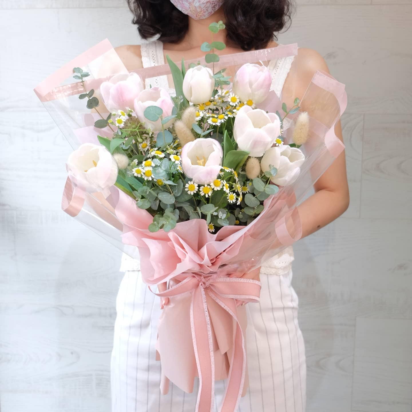 ช่อ พาสเทล หวาน ดอกไม้หลัก ทิวลิป เดซี่/มาร์กาเร็ต ยูคาลิปตัส/ใบไม้ — ผลงานร้านดอกไม้ Sweetflower by Issaree