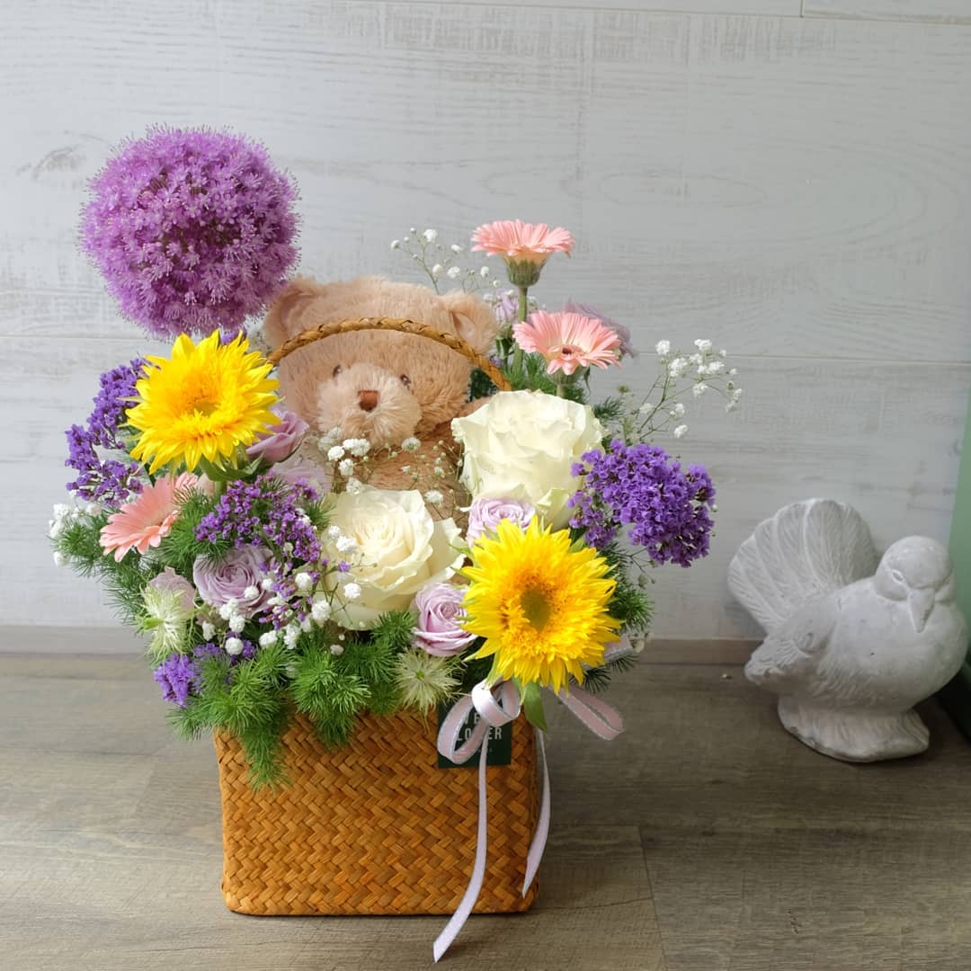 ตะกร้า ม่วง-ฟ้า สดใส ดอกไม้หลัก เบญจมาศ/มัม ทานตะวัน กุหลาบ — ผลงานร้านดอกไม้ Sweetflower by Issaree