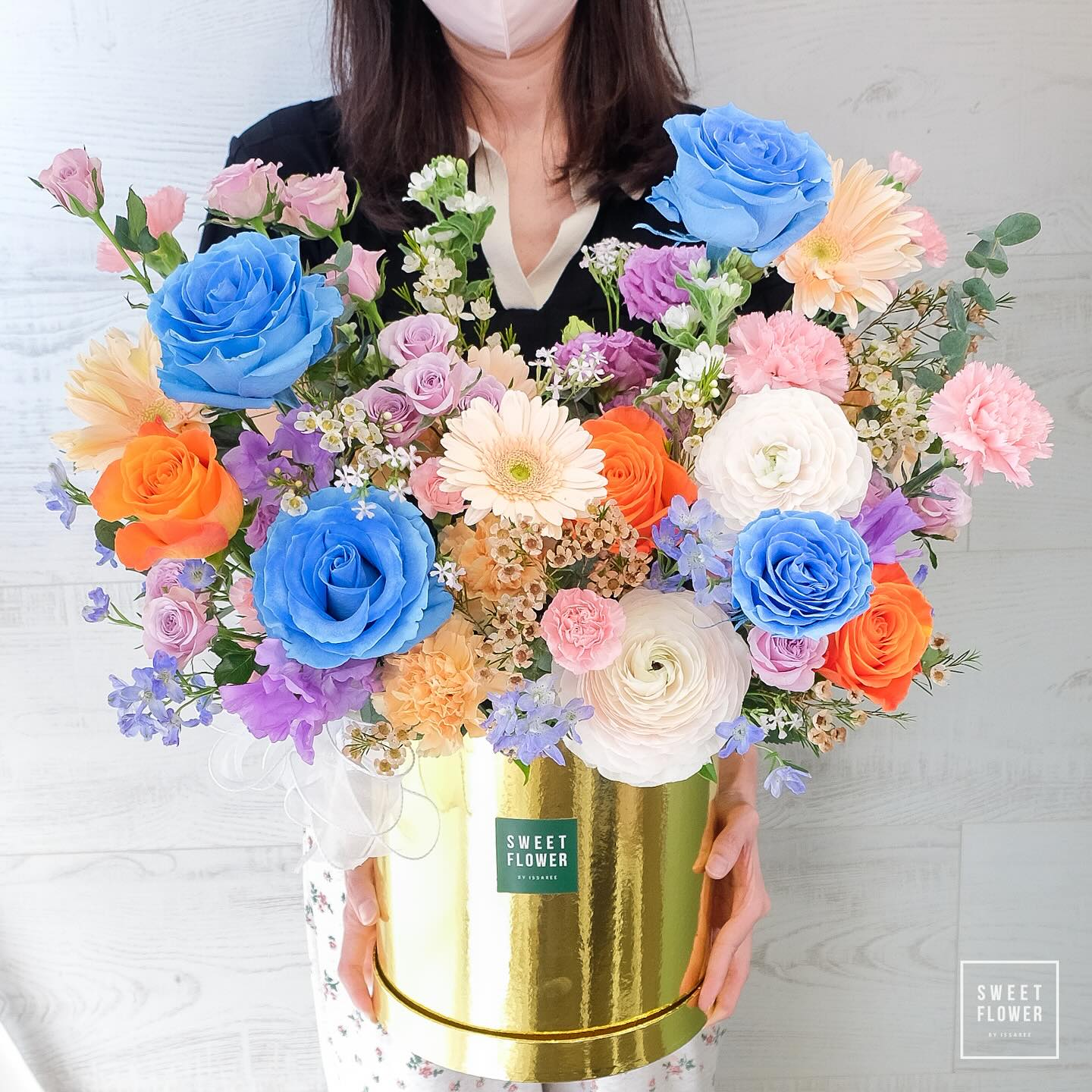 กล่อง หลากสี สดใส ดอกไม้หลัก กุหลาบ เยอบีร่า คาร์เนชั่น — ผลงานร้านดอกไม้ Sweetflower by Issaree — ภาพที่ 2 จาก 2