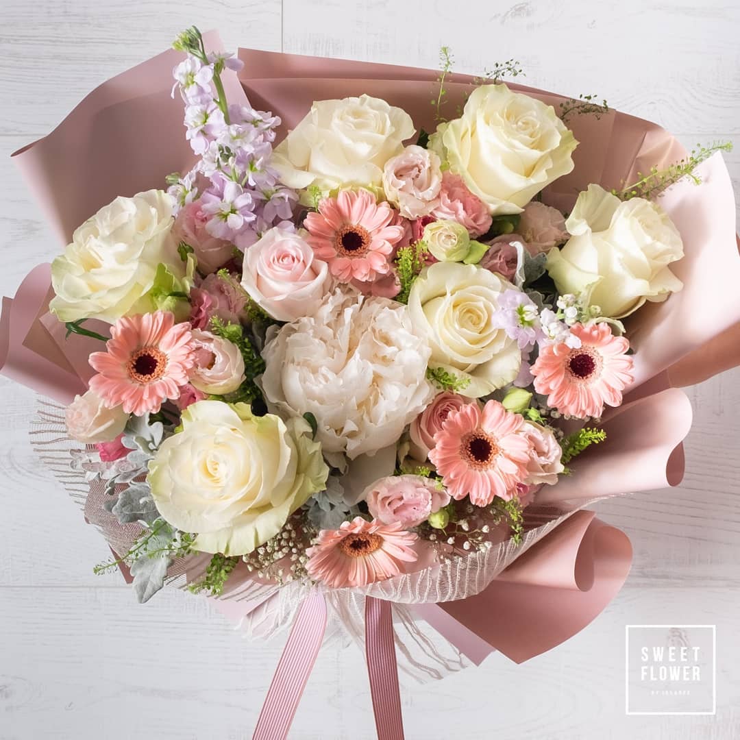 ช่อ พาสเทล หวาน ดอกไม้หลัก กุหลาบ เดซี่/มาร์กาเร็ต พีโอนี่ — ผลงานร้านดอกไม้ Sweetflower by Issaree — ภาพที่ 2 จาก 2