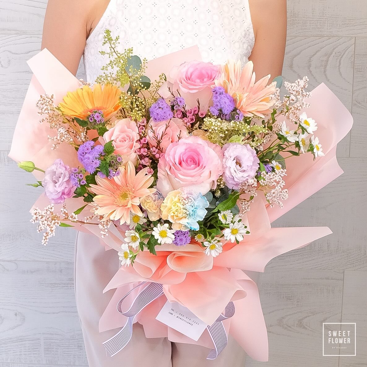 ช่อ พาสเทล หวาน ดอกไม้หลัก กุหลาบ เยอบีร่า คาร์เนชั่น — ผลงานร้านดอกไม้ Sweetflower by Issaree