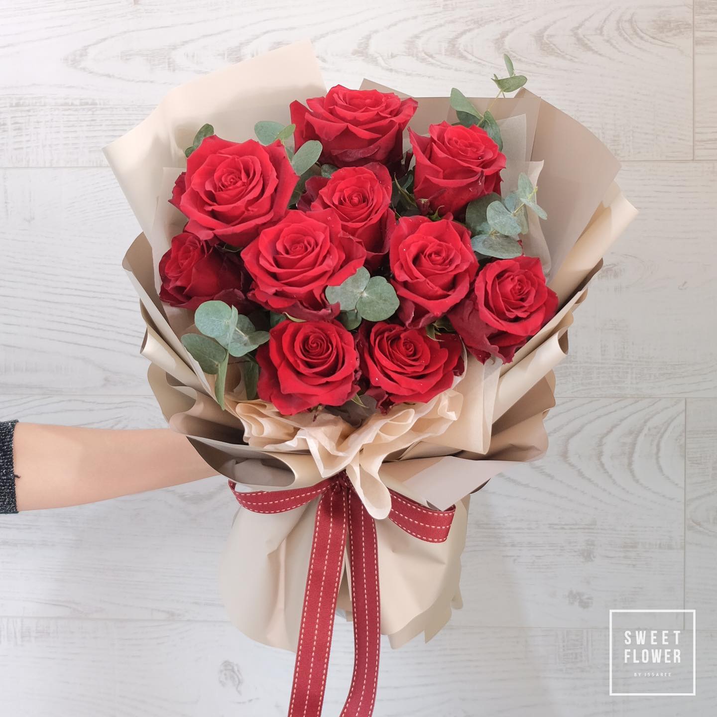 ช่อ แดงโรแมนติก คลาสสิก ดอกไม้หลัก กุหลาบ ยูคาลิปตัส/ใบไม้ — ผลงานร้านดอกไม้ Sweetflower by Issaree — ภาพที่ 3 จาก 4