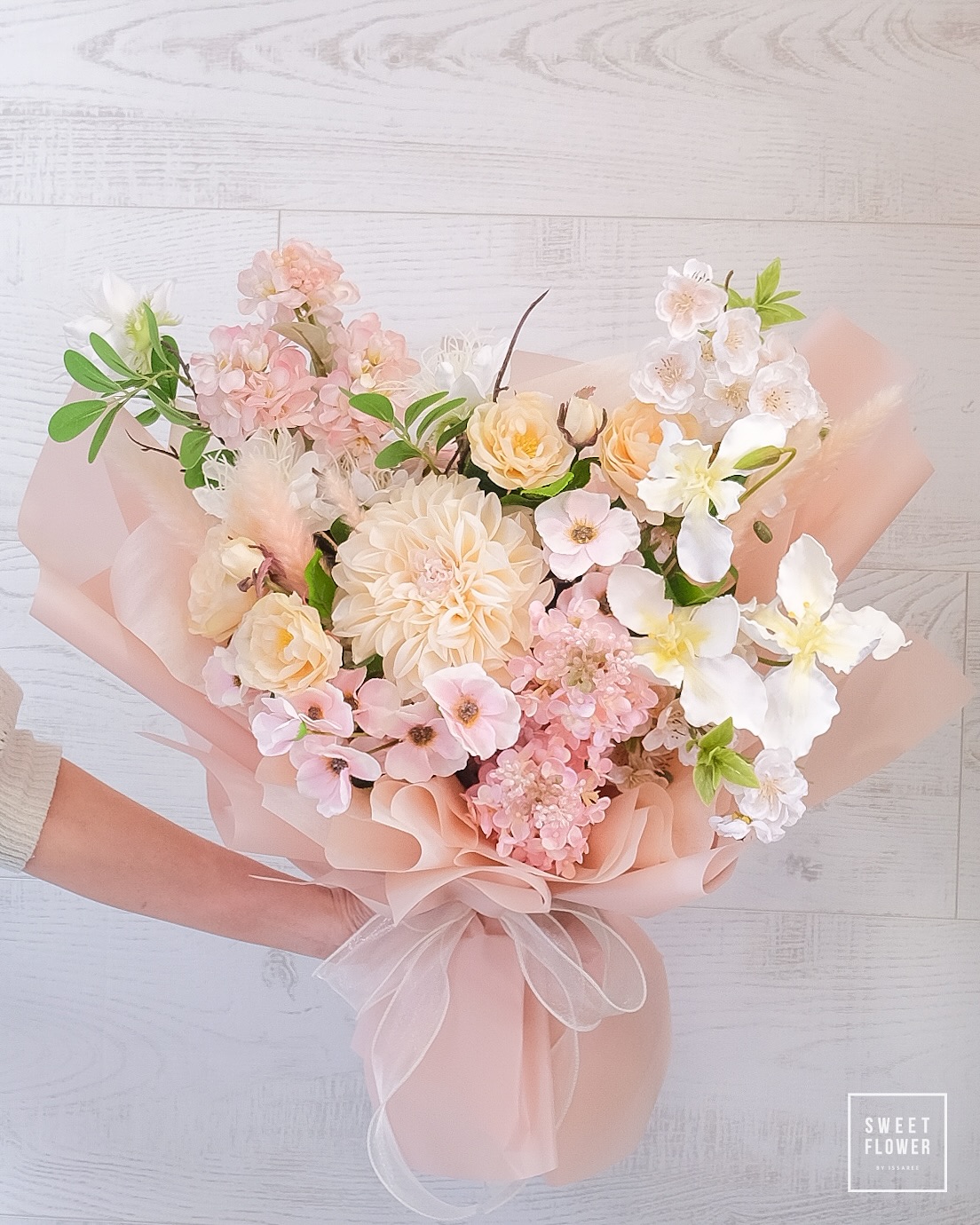 ช่อ พาสเทล หวาน ดอกไม้หลัก ดอกไม้ปลอม — ผลงานร้านดอกไม้ Sweetflower by Issaree — ภาพที่ 3 จาก 3