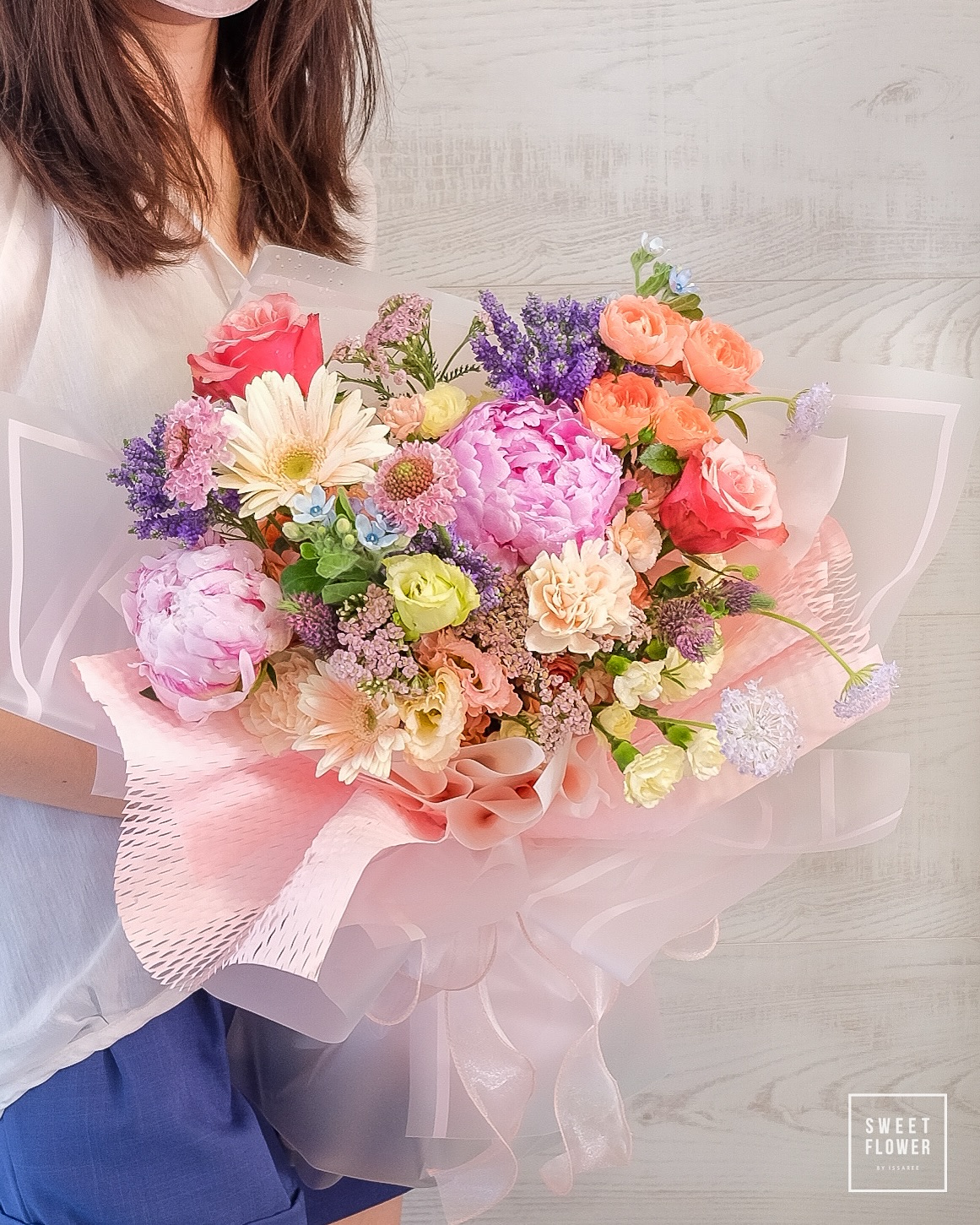 ช่อ หลากสี หวาน ดอกไม้หลัก พีโอนี่ กุหลาบ คาร์เนชั่น — ผลงานร้านดอกไม้ Sweetflower by Issaree — ภาพที่ 2 จาก 4