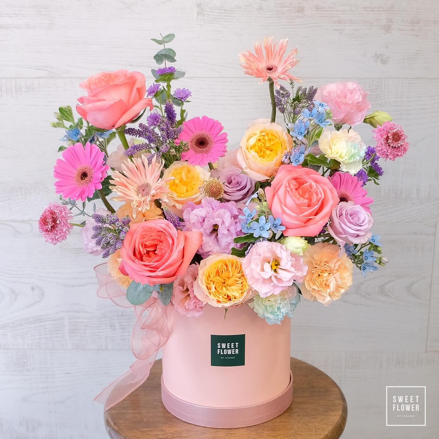 กล่อง หลากสี หวาน ดอกไม้หลัก กุหลาบ พีโอนี่ คาร์เนชั่น — ผลงานร้านดอกไม้ Sweetflower by Issaree
