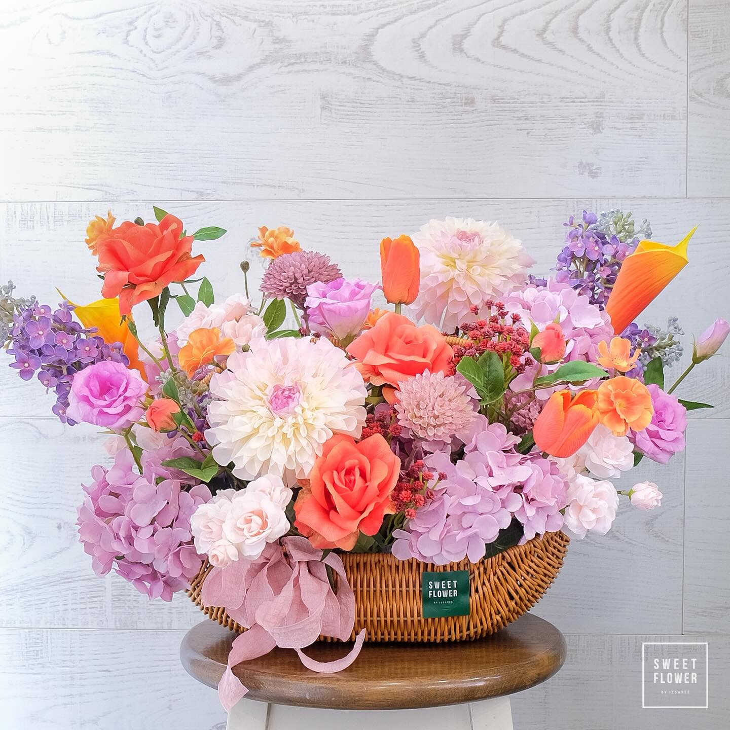 ตะกร้า หลากสี สดใส ดอกไม้หลัก ดอกไม้ปลอม — ผลงานร้านดอกไม้ Sweetflower by Issaree — ภาพที่ 2 จาก 3