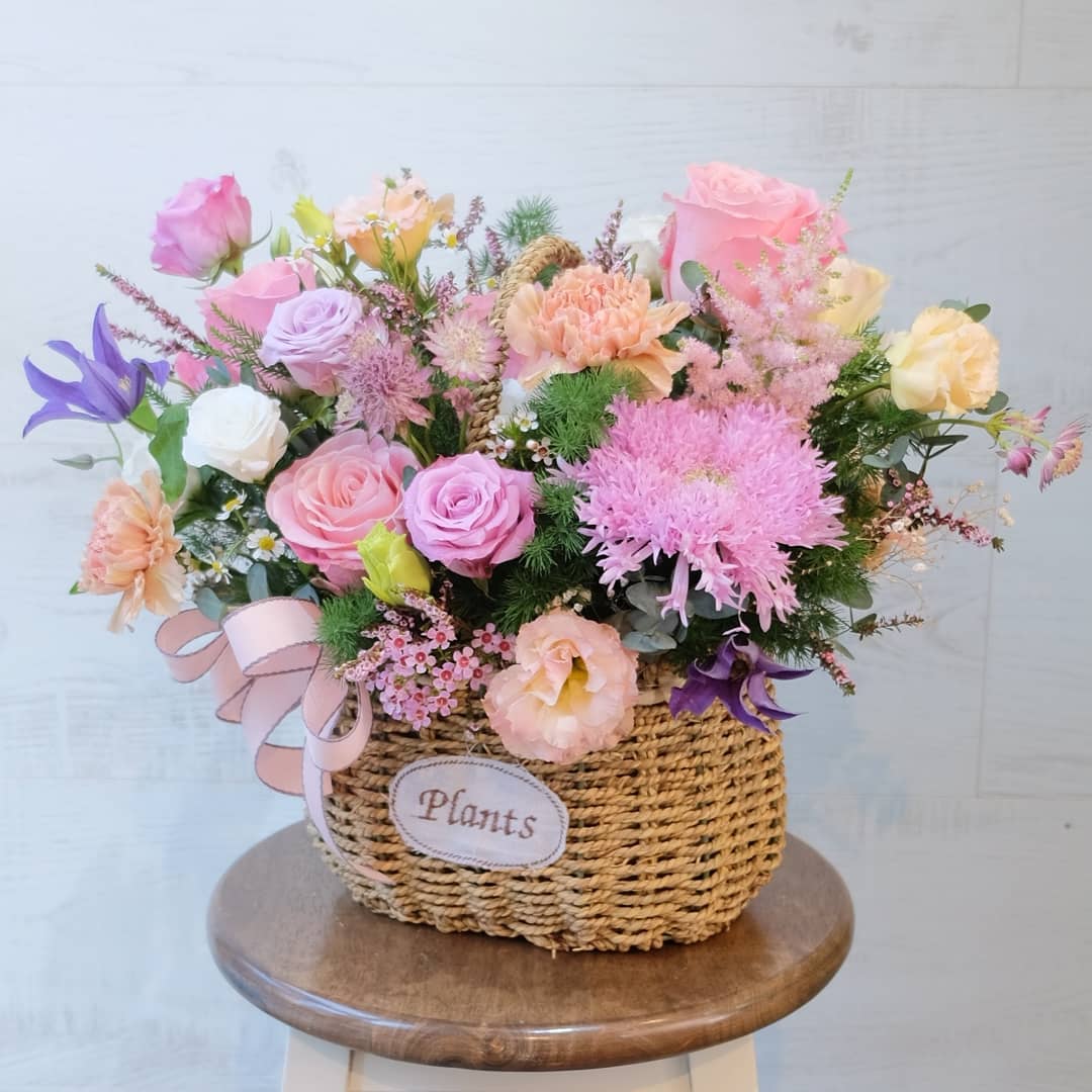 ตะกร้า พาสเทล หวาน ดอกไม้หลัก กุหลาบ คาร์เนชั่น เบญจมาศ/มัม — ผลงานร้านดอกไม้ Sweetflower by Issaree — ภาพที่ 3 จาก 4