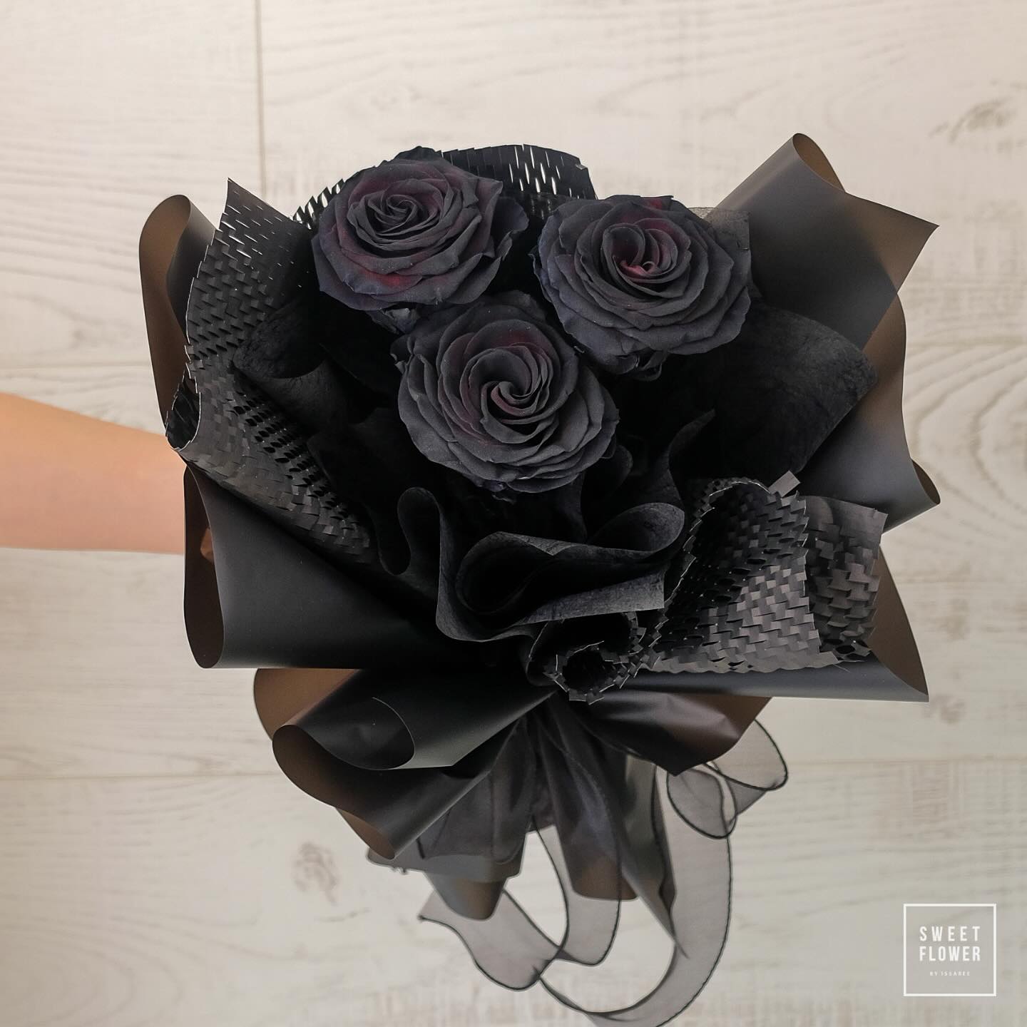 ช่อ ดำ คลาสสิก ดอกไม้หลัก กุหลาบเอกวาดอร์ — ผลงานร้านดอกไม้ Sweetflower by Issaree