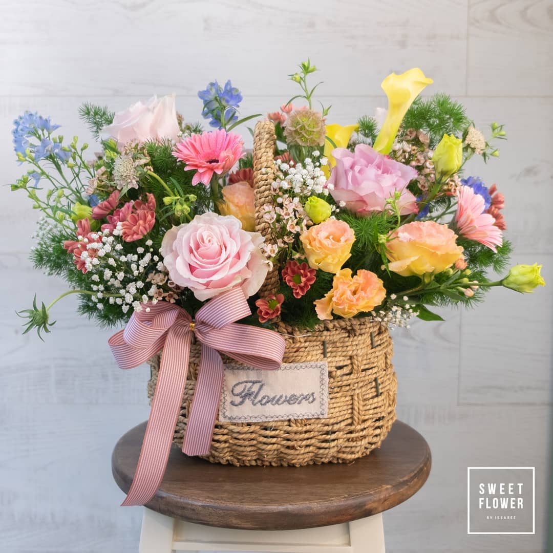 ตะกร้า หลากสี หวาน ดอกไม้หลัก กุหลาบ คาร์เนชั่น ลิลลี่ — ผลงานร้านดอกไม้ Sweetflower by Issaree — ภาพที่ 4 จาก 4