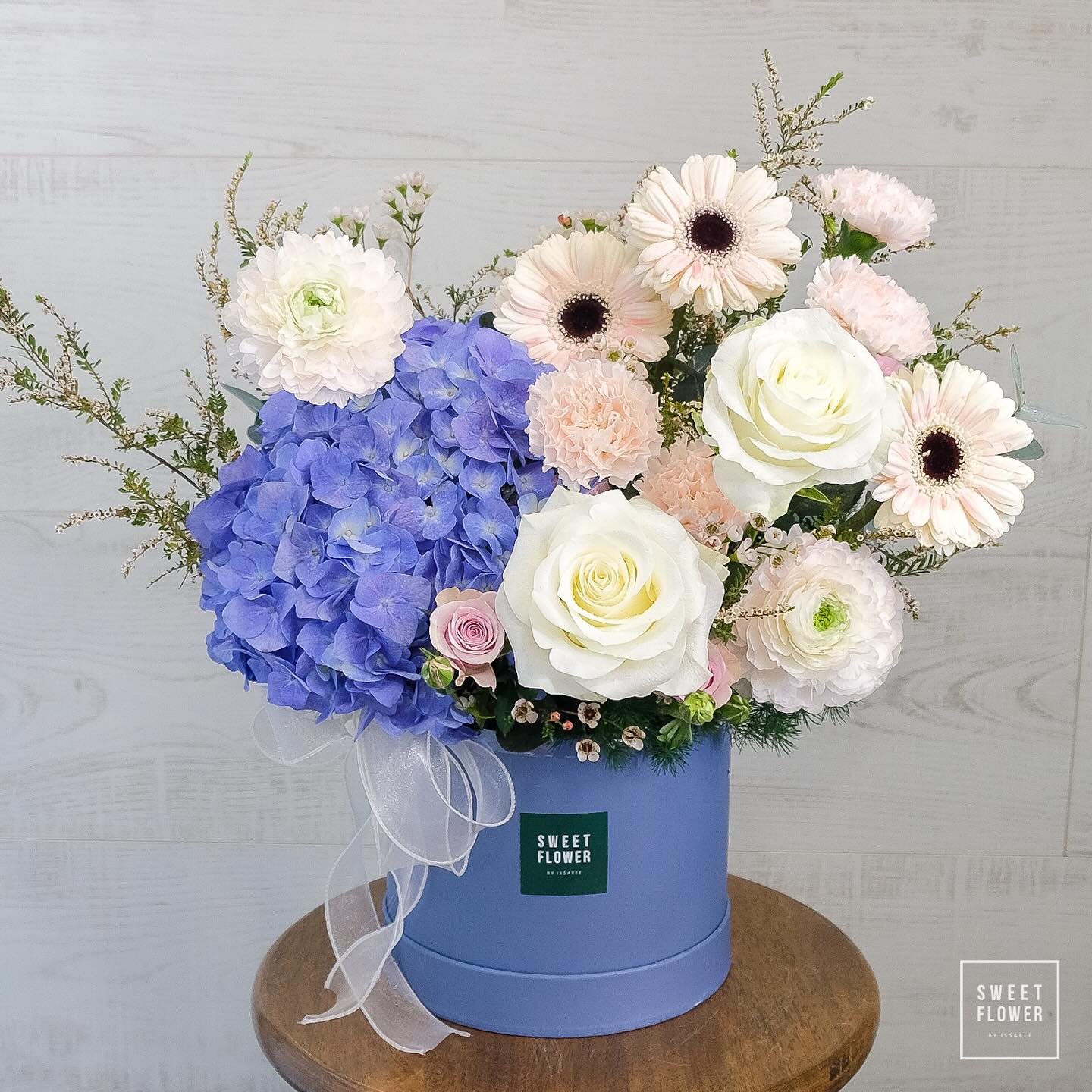 กล่อง ม่วง-ฟ้า หวาน ดอกไม้หลัก ไฮเดรนเยีย กุหลาบ เยอบีร่า — ผลงานร้านดอกไม้ Sweetflower by Issaree
