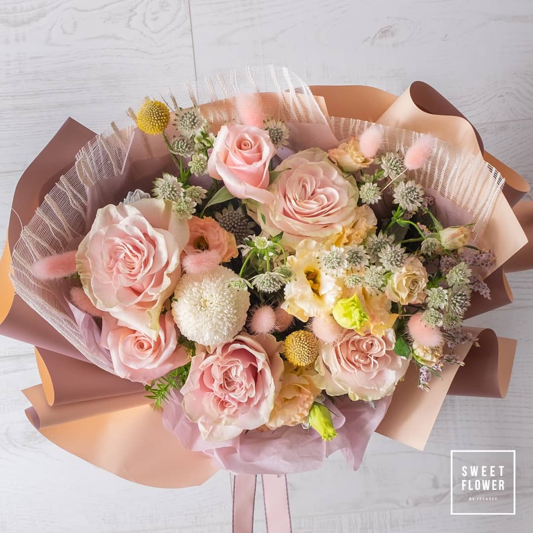 ช่อ พาสเทล หวาน ดอกไม้หลัก กุหลาบ คาร์เนชั่น เบญจมาศ/มัม — ผลงานร้านดอกไม้ Sweetflower by Issaree — ภาพที่ 4 จาก 4