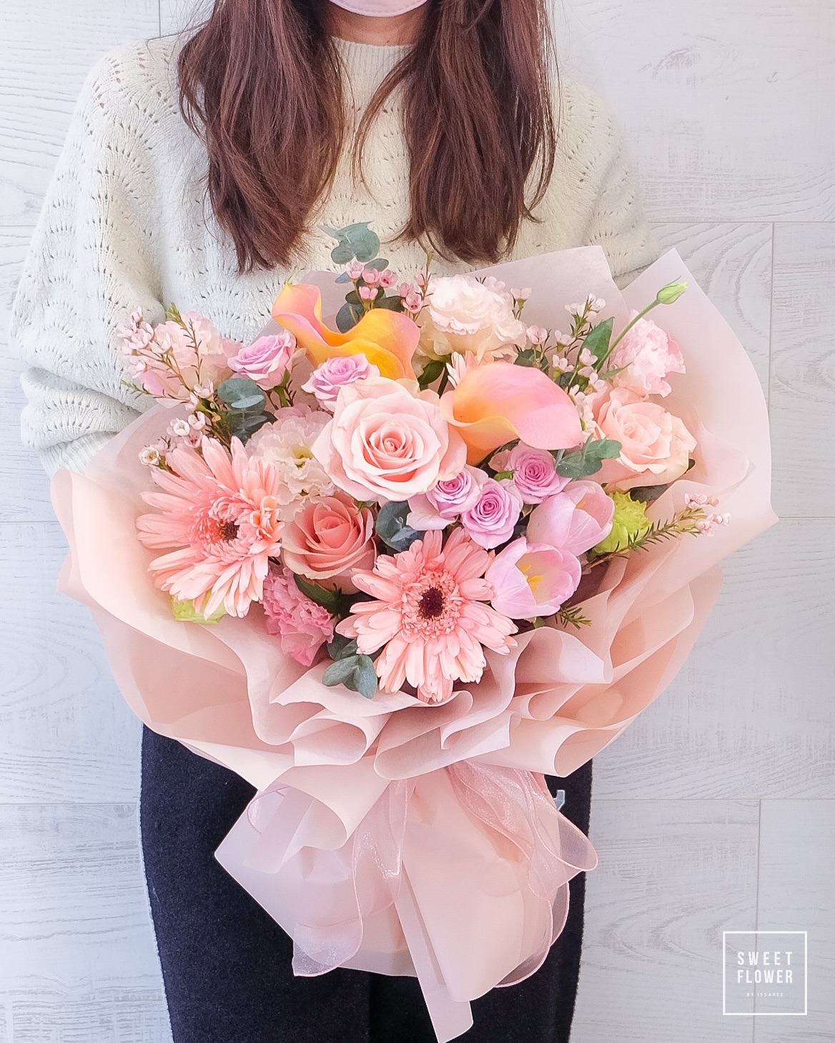 ช่อ ชมพู หวาน ดอกไม้หลัก กุหลาบ คาร์เนชั่น อื่นๆ — ผลงานร้านดอกไม้ Sweetflower by Issaree — ภาพที่ 2 จาก 3