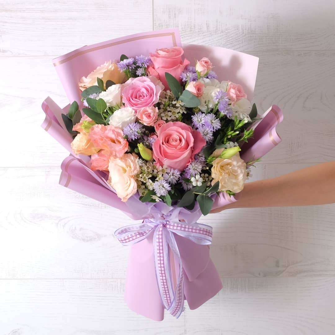 ช่อ พาสเทล หวาน ดอกไม้หลัก กุหลาบ คาร์เนชั่น เบญจมาศ/มัม — ผลงานร้านดอกไม้ Sweetflower by Issaree — ภาพที่ 2 จาก 2