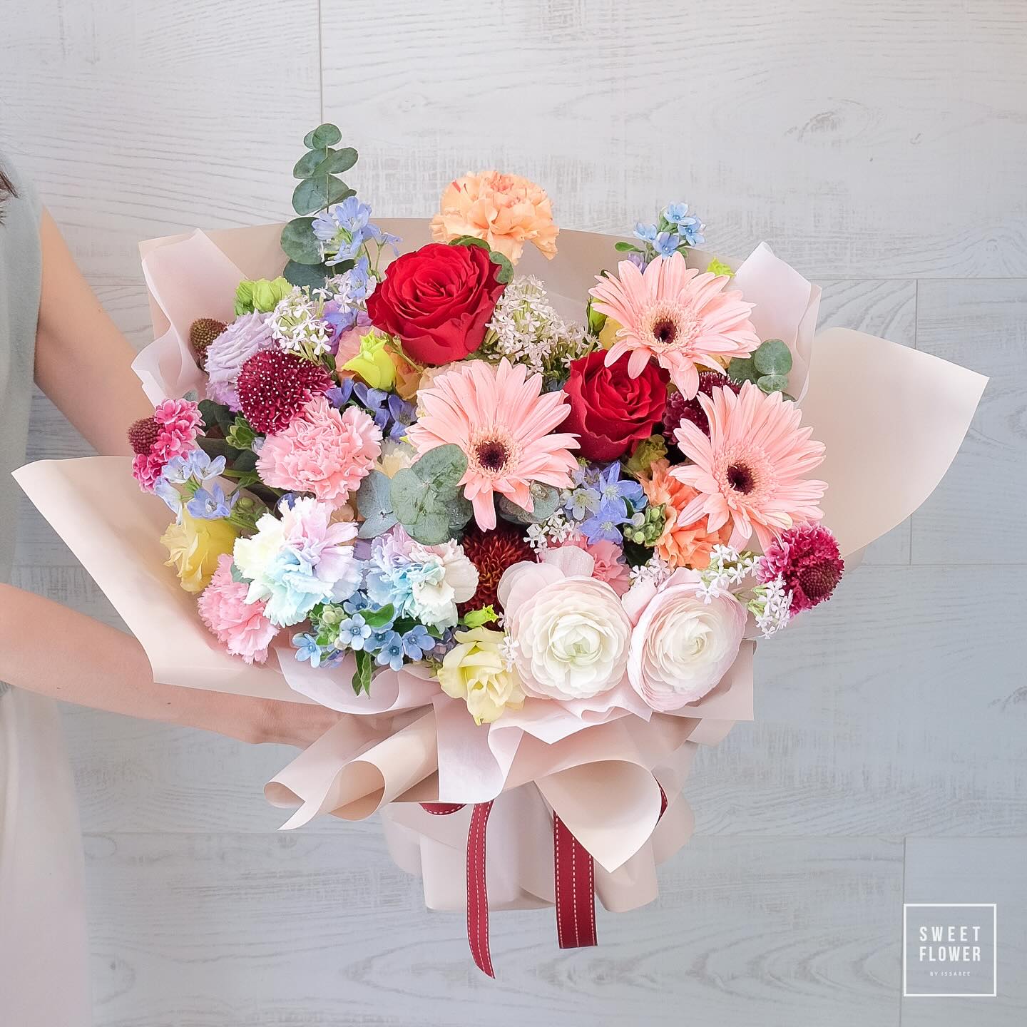 ช่อ หลากสี หวาน ดอกไม้หลัก กุหลาบ เยอบีร่า คาร์เนชั่น — ผลงานร้านดอกไม้ Sweetflower by Issaree