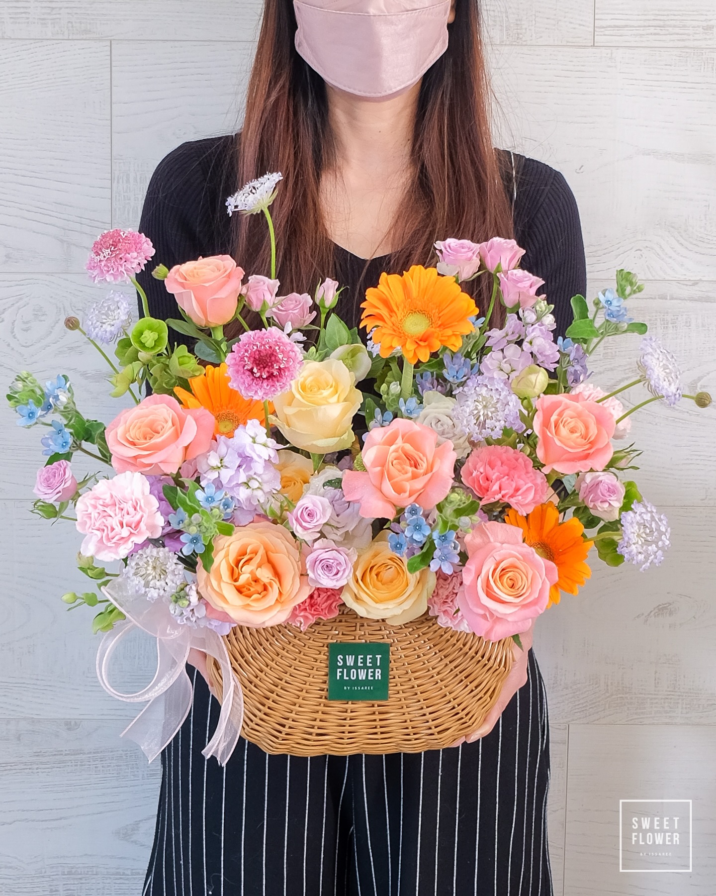 ตะกร้า หลากสี หวาน ดอกไม้หลัก กุหลาบ เยอบีร่า คาร์เนชั่น — ผลงานร้านดอกไม้ Sweetflower by Issaree — ภาพที่ 3 จาก 4