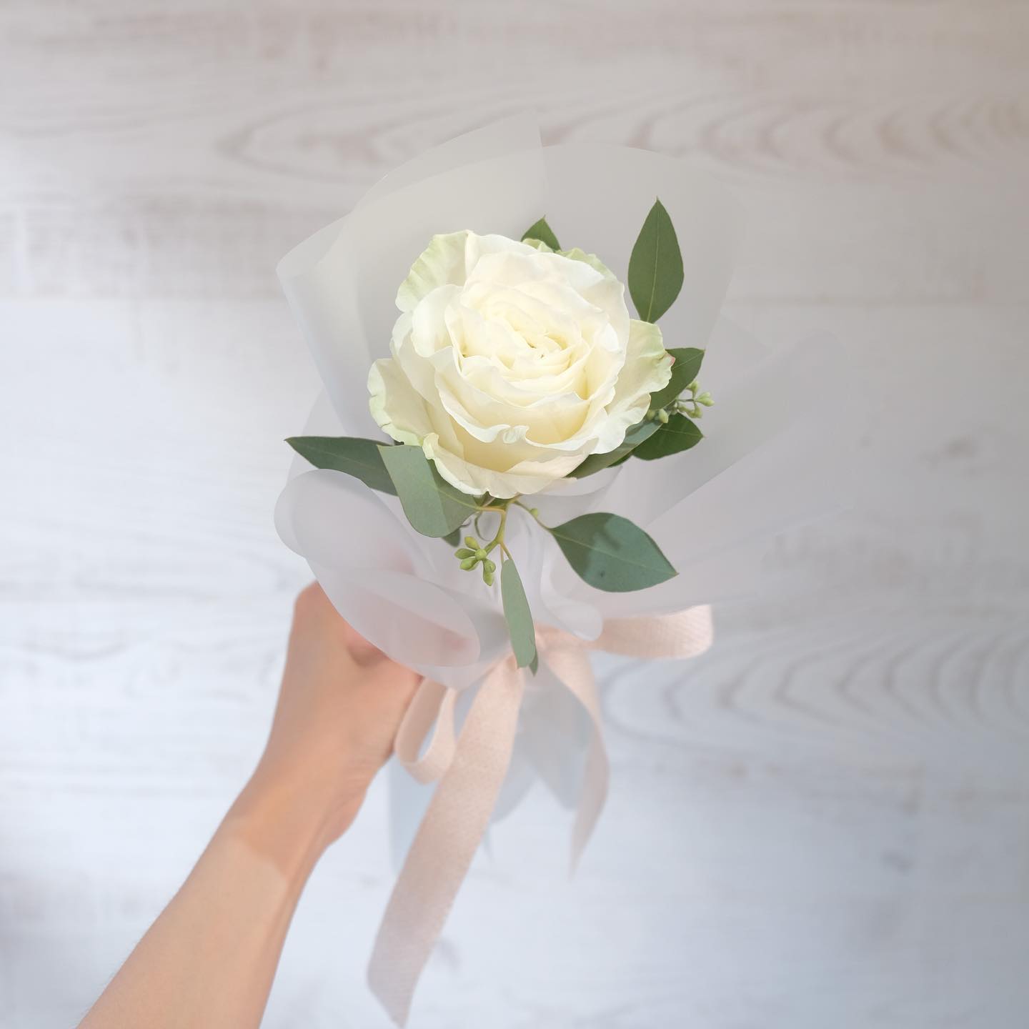 ช่อ ขาว-เขียว ดอกไม้หลัก กุหลาบ ยูคาลิปตัส/ใบไม้ — ผลงานร้านดอกไม้ Sweetflower by Issaree