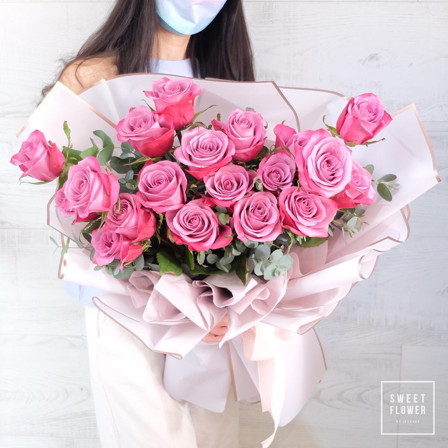 ช่อ แดงโรแมนติก หวาน ดอกไม้หลัก กุหลาบ ยูคาลิปตัส/ใบไม้ — ผลงานร้านดอกไม้ Sweetflower by Issaree
