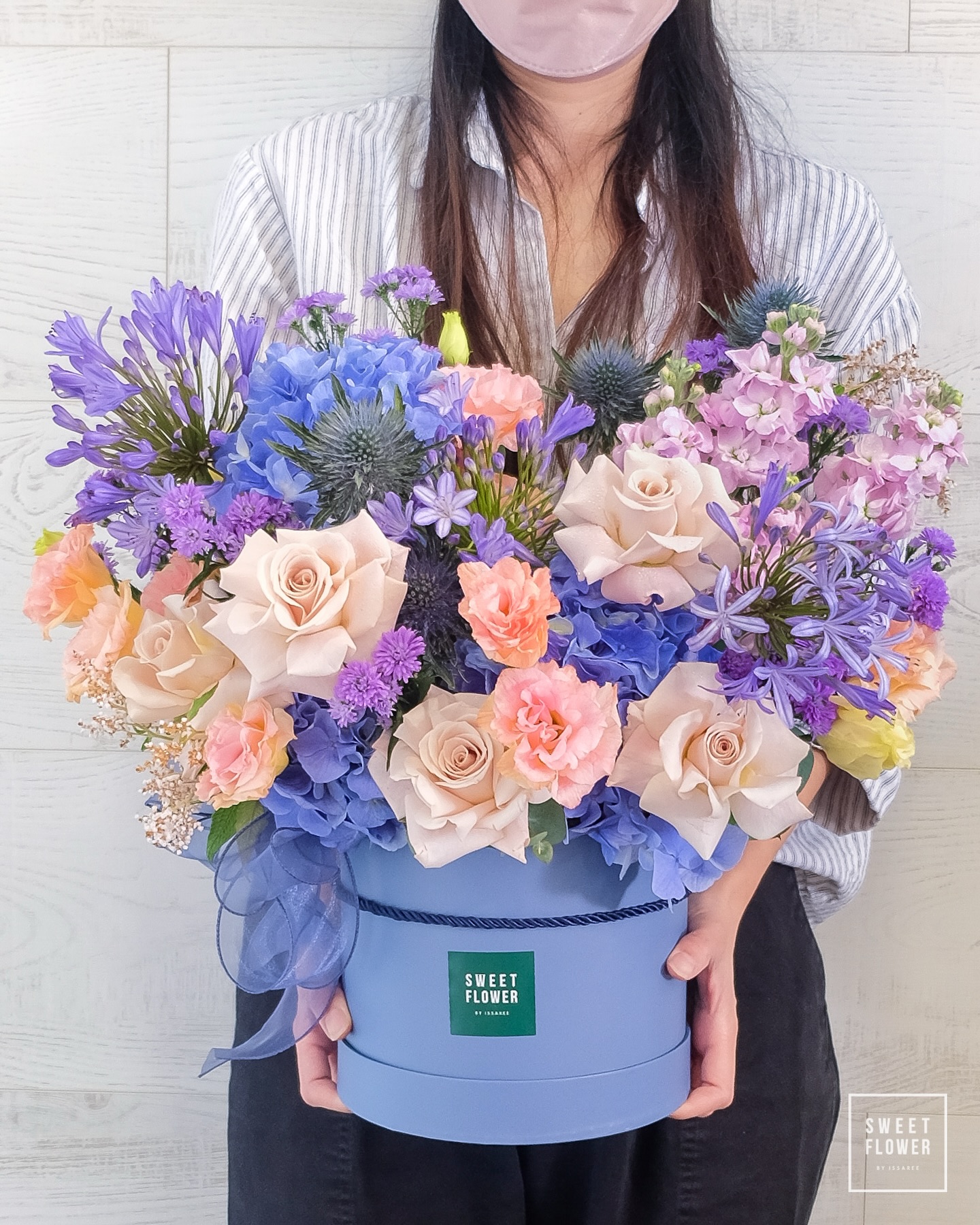 กล่อง ม่วง-ฟ้า คลาสสิก ดอกไม้หลัก กุหลาบ ไฮเดรนเยีย คาร์เนชั่น — ผลงานร้านดอกไม้ Sweetflower by Issaree — ภาพที่ 2 จาก 2
