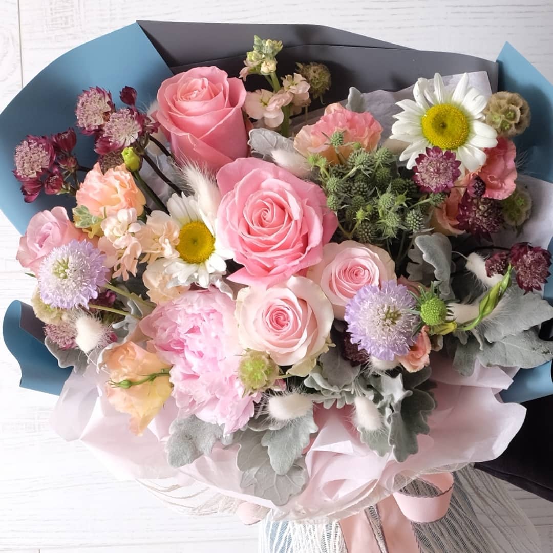 ช่อ พาสเทล หวาน ดอกไม้หลัก กุหลาบ พีโอนี่ เดซี่/มาร์กาเร็ต — ผลงานร้านดอกไม้ Sweetflower by Issaree — ภาพที่ 2 จาก 2