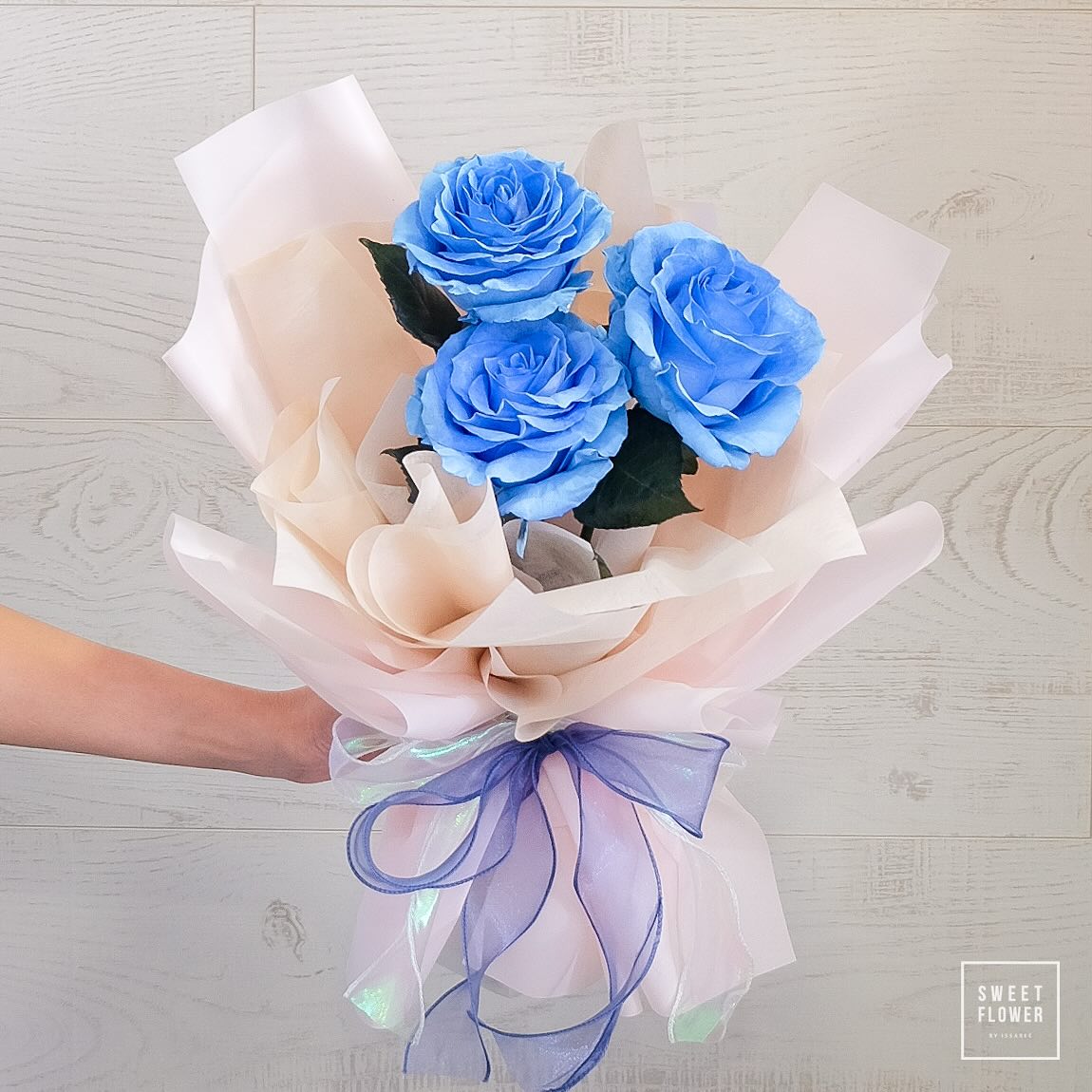 ช่อ ฟ้า คลาสสิก ดอกไม้หลัก กุหลาบเอกวาดอร์ — ผลงานร้านดอกไม้ Sweetflower by Issaree