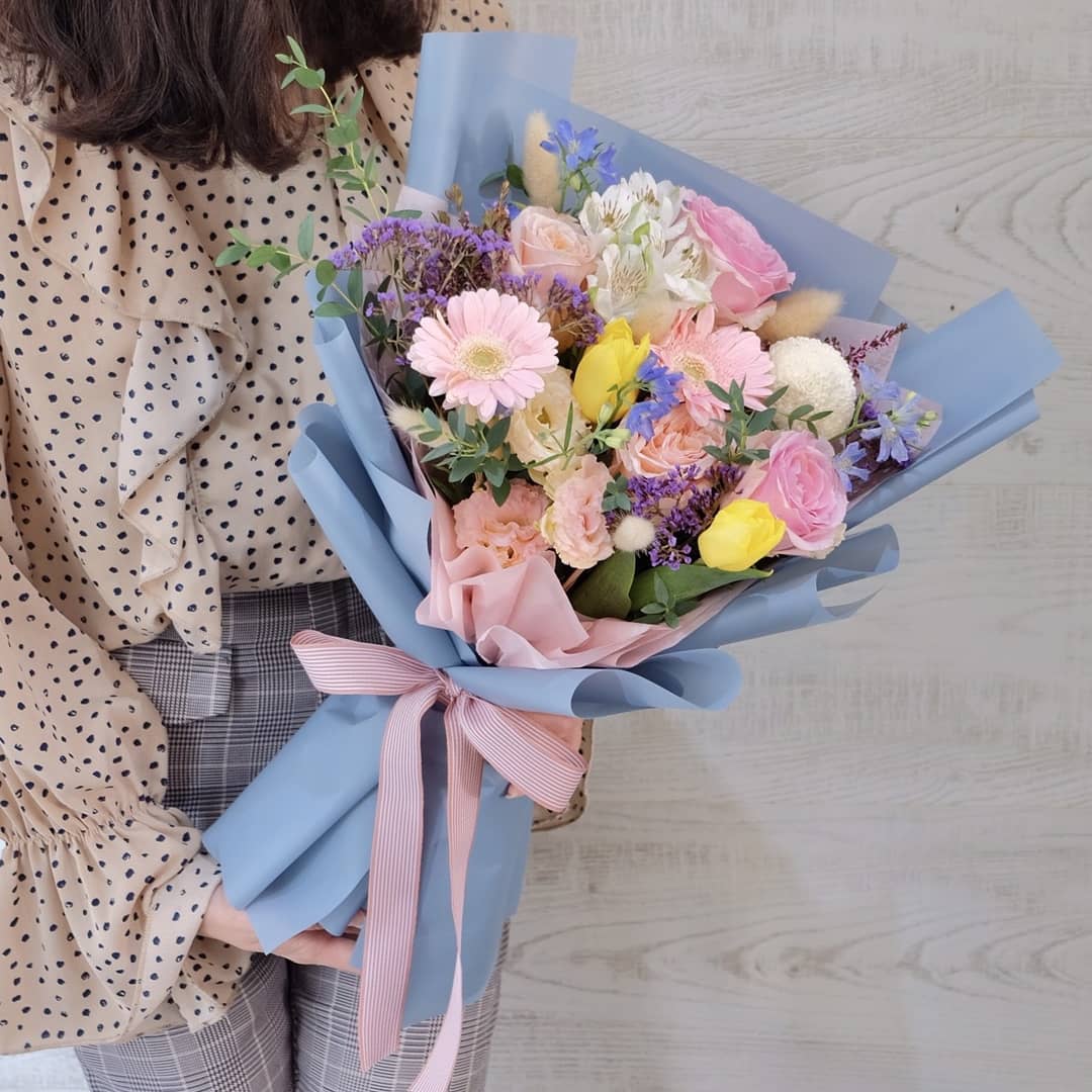 ช่อ พาสเทล หวาน ดอกไม้หลัก กุหลาบ เดซี่/มาร์กาเร็ต คาร์เนชั่น — ผลงานร้านดอกไม้ Sweetflower by Issaree — ภาพที่ 2 จาก 2
