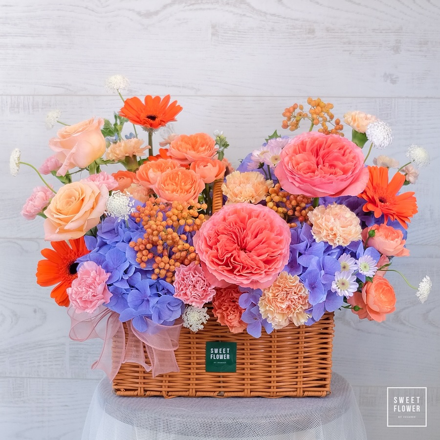 ตะกร้า หลากสี สดใส ดอกไม้หลัก กุหลาบ ไฮเดรนเยีย คาร์เนชั่น — ผลงานร้านดอกไม้ Sweetflower by Issaree — ภาพที่ 1 จาก 1