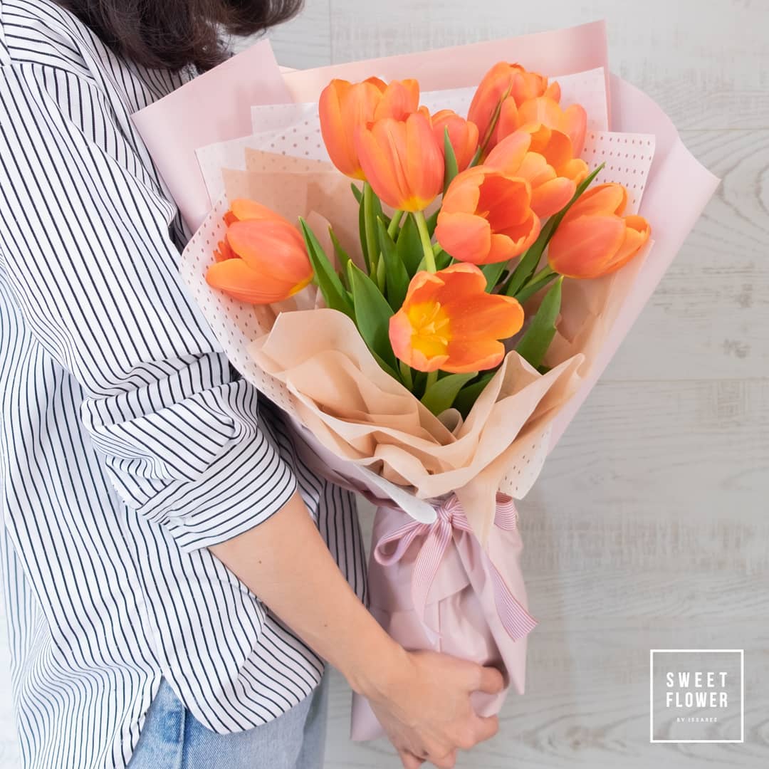 ช่อ เหลือง-ส้ม หวาน ดอกไม้หลัก ทิวลิป — ผลงานร้านดอกไม้ Sweetflower by Issaree