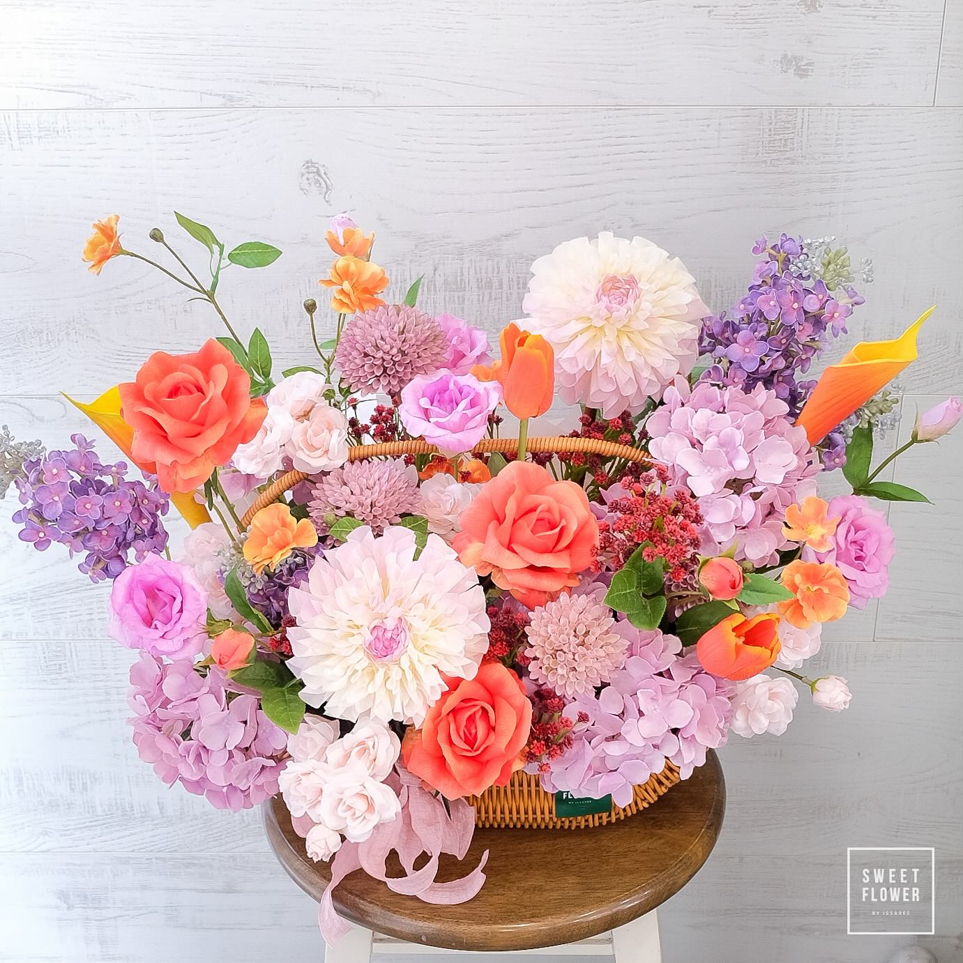 ตะกร้า หลากสี สดใส ดอกไม้หลัก ดอกไม้ปลอม — ผลงานร้านดอกไม้ Sweetflower by Issaree — ภาพที่ 3 จาก 3