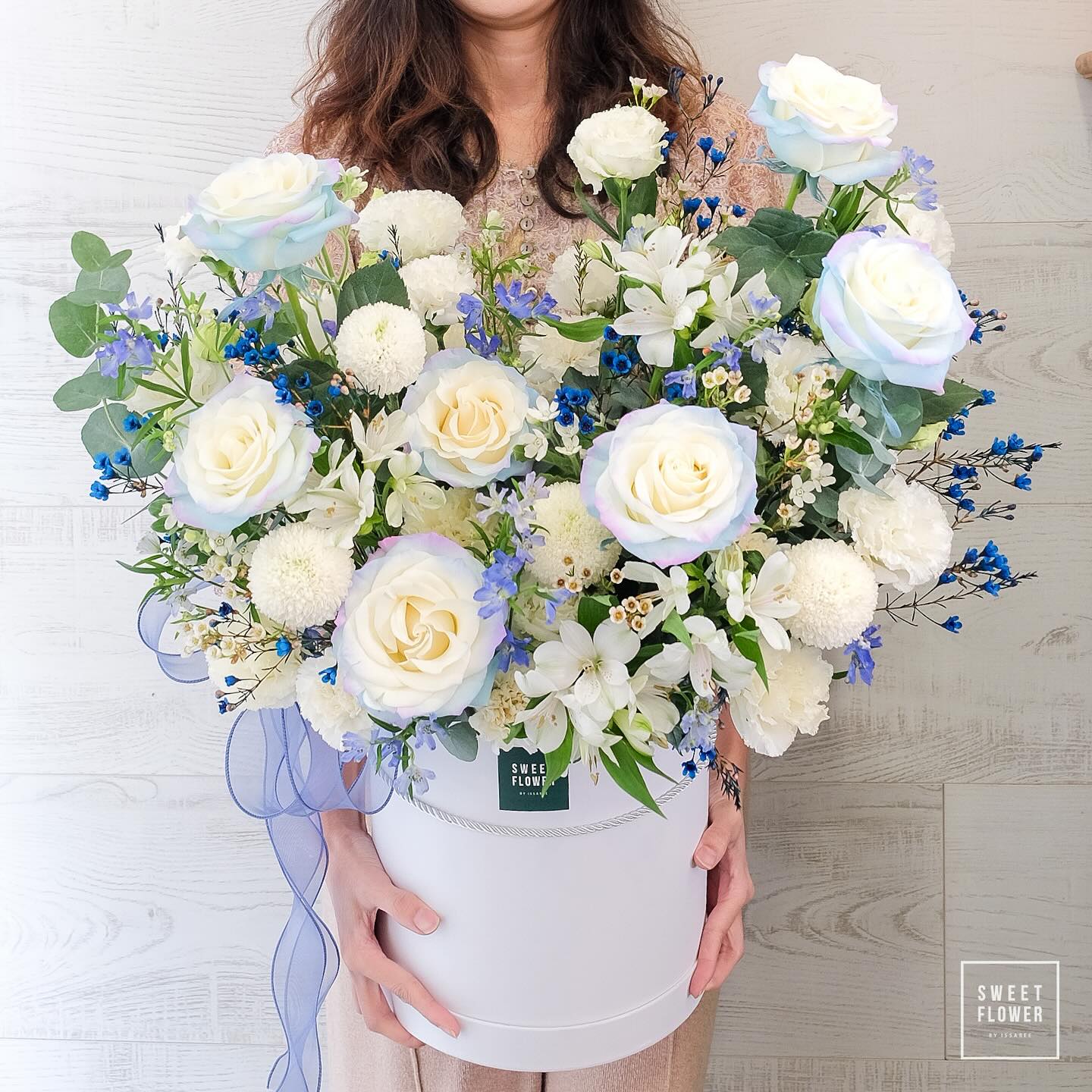 กล่อง ขาว-เขียว หวาน ดอกไม้หลัก กุหลาบ คาร์เนชั่น ลิลลี่ — ผลงานร้านดอกไม้ Sweetflower by Issaree
