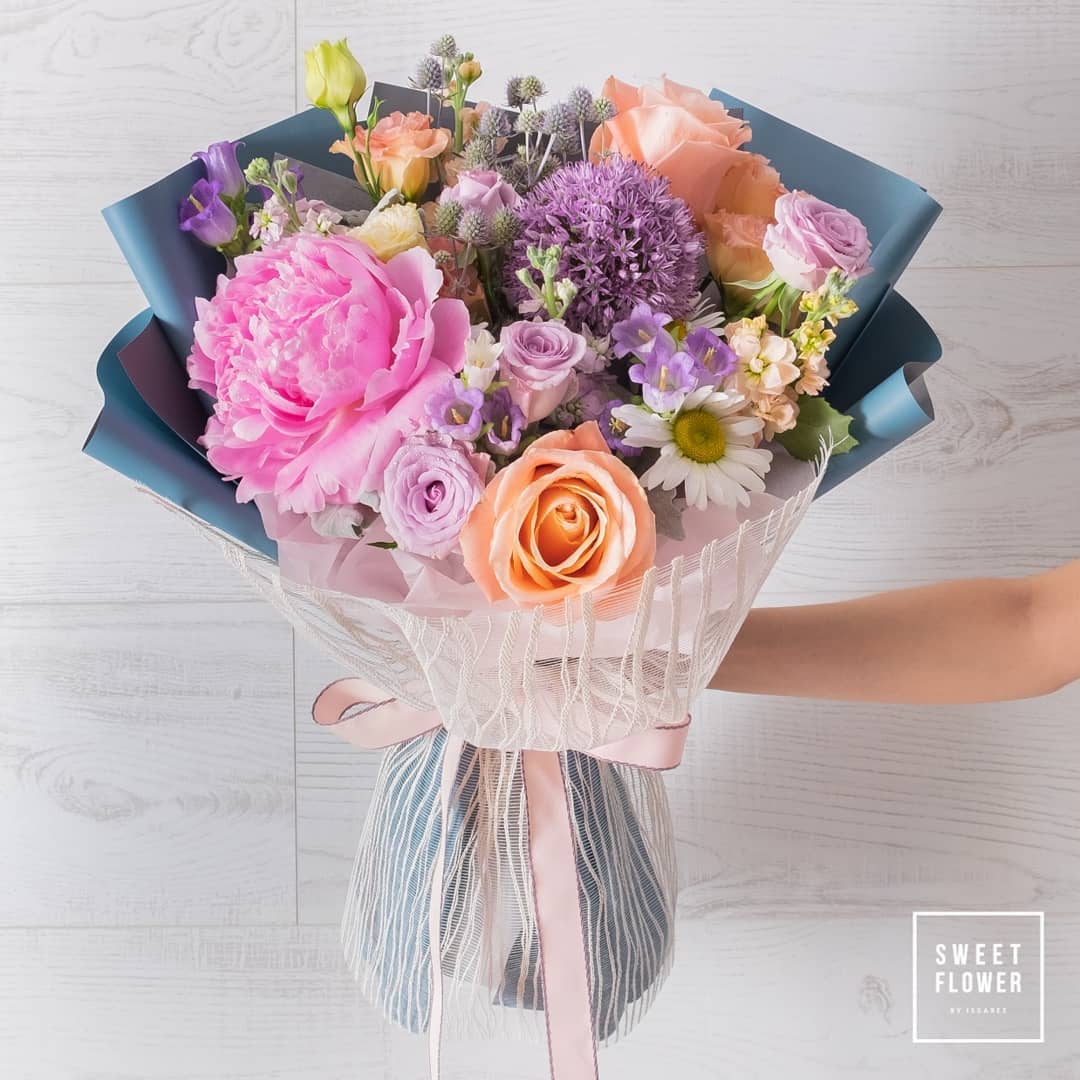 ช่อ หลากสี หวาน ดอกไม้หลัก พีโอนี่ กุหลาบ เบญจมาศ/มัม — ผลงานร้านดอกไม้ Sweetflower by Issaree — ภาพที่ 1 จาก 2