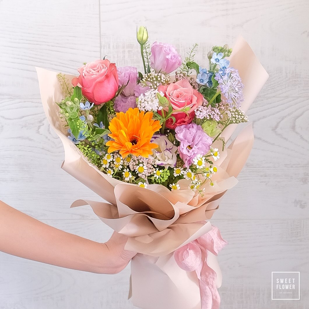 ช่อ หลากสี หวาน ดอกไม้หลัก กุหลาบ เยอบีร่า คาร์เนชั่น — ผลงานร้านดอกไม้ Sweetflower by Issaree