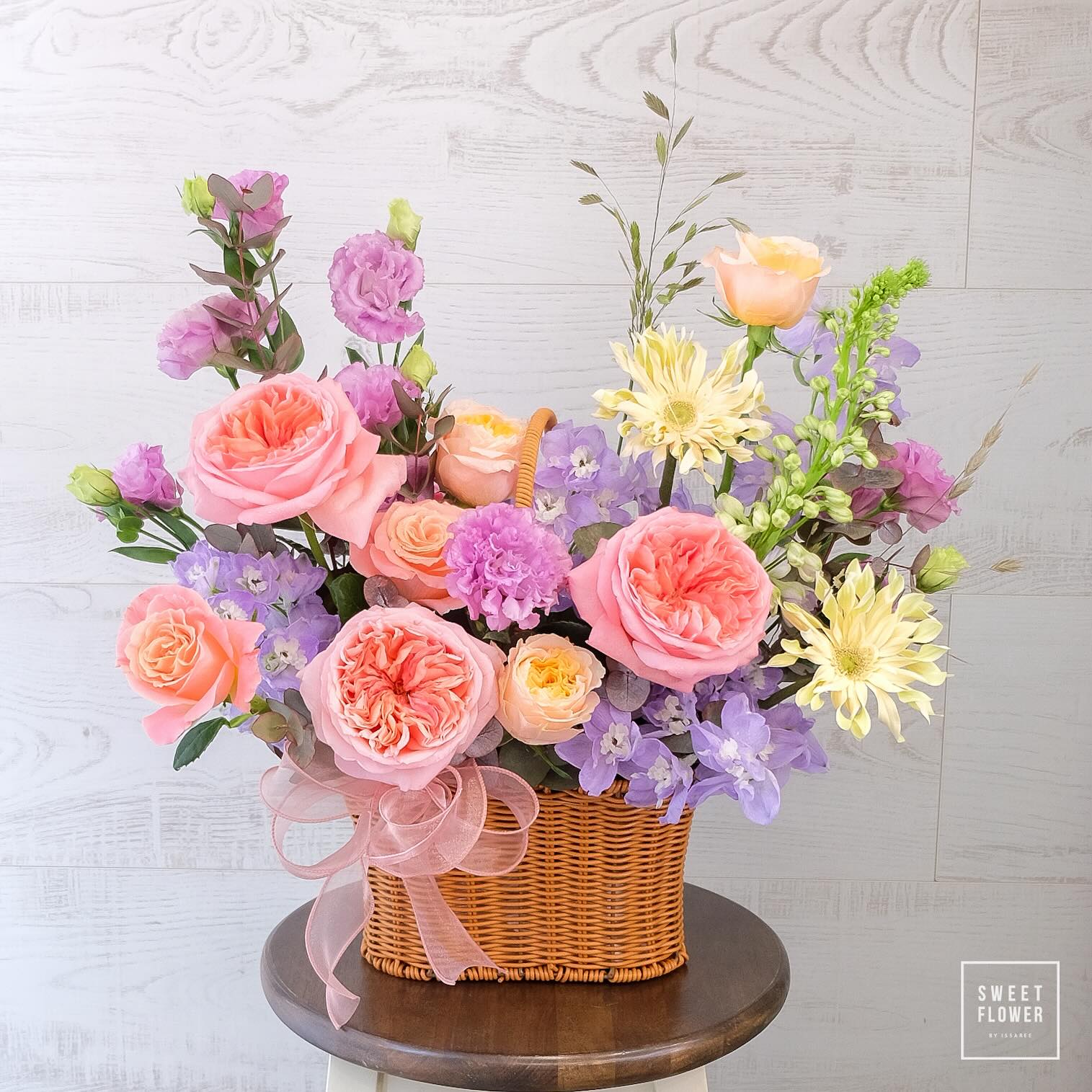 ตะกร้า หลากสี หวาน ดอกไม้หลัก กุหลาบ คาร์เนชั่น เดซี่/มาร์กาเร็ต — ผลงานร้านดอกไม้ Sweetflower by Issaree