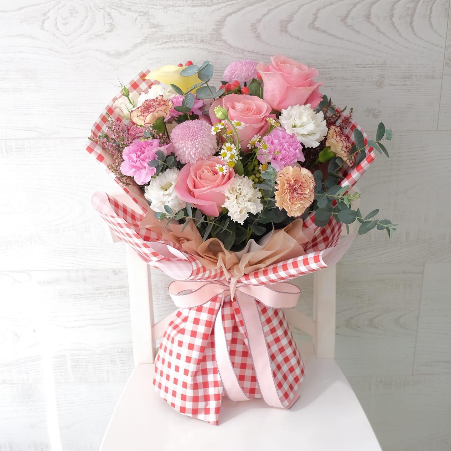 กล่อง พาสเทล สดใส ดอกไม้หลัก กุหลาบ คาร์เนชั่น เบญจมาศ/มัม — ผลงานร้านดอกไม้ Sweetflower by Issaree — ภาพที่ 4 จาก 4