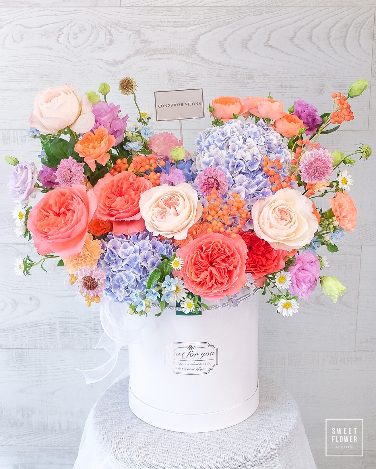 กล่อง หลากสี สดใส ดอกไม้หลัก กุหลาบ ไฮเดรนเยีย คาร์เนชั่น — ผลงานร้านดอกไม้ Sweetflower by Issaree