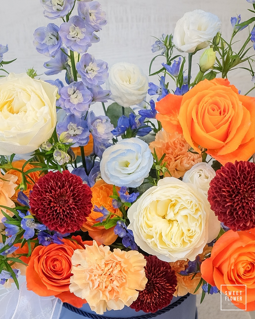 กล่อง หลากสี สดใส ดอกไม้หลัก กุหลาบ คาร์เนชั่น อื่นๆ — ผลงานร้านดอกไม้ Sweetflower by Issaree — ภาพที่ 4 จาก 5