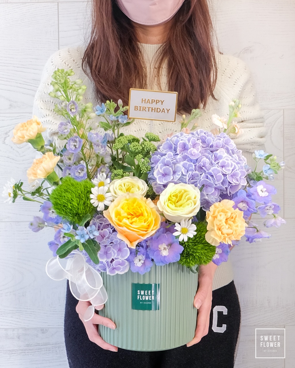 แจกัน ฟ้า คลาสสิก ดอกไม้หลัก ไฮเดรนเยีย กุหลาบ คาร์เนชั่น — ผลงานร้านดอกไม้ Sweetflower by Issaree
