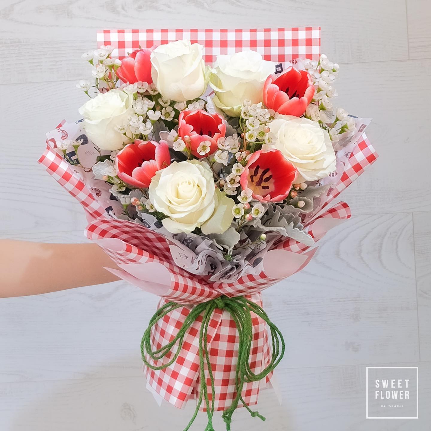 ช่อ แดงโรแมนติก หวาน ดอกไม้หลัก กุหลาบ ทิวลิป เบบี้บรีธ/ยิปโซ — ผลงานร้านดอกไม้ Sweetflower by Issaree