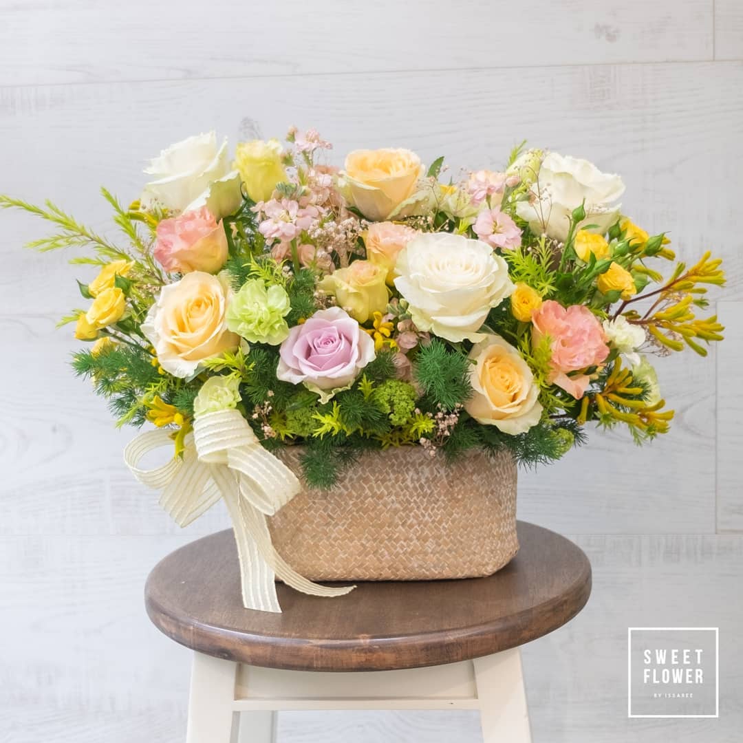 กล่อง หลากสี หวาน ดอกไม้หลัก กุหลาบ คาร์เนชั่น เบญจมาศ/มัม — ผลงานร้านดอกไม้ Sweetflower by Issaree — ภาพที่ 3 จาก 4