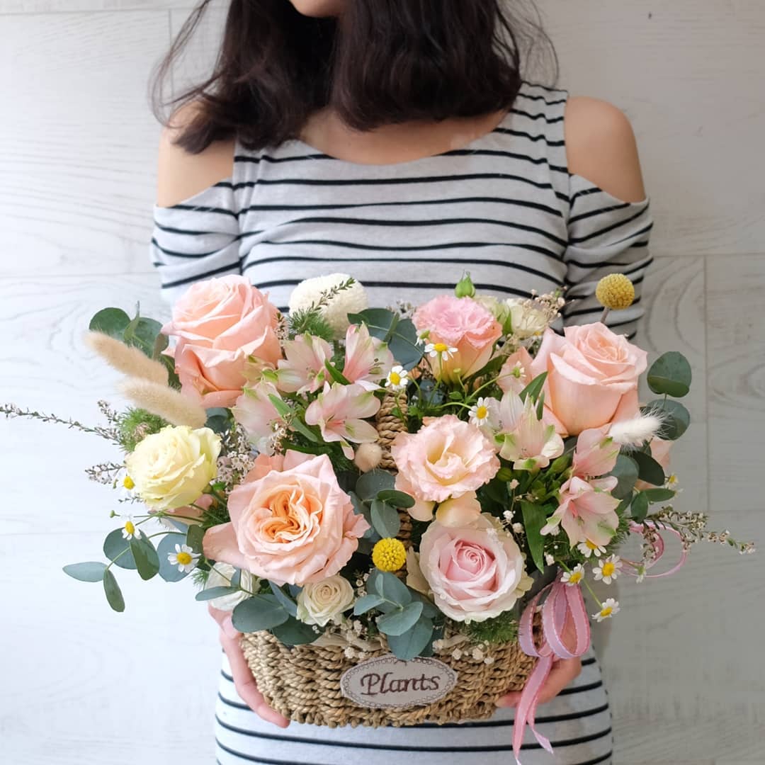 ตะกร้า พาสเทล หวาน ดอกไม้หลัก กุหลาบ คาร์เนชั่น เดซี่/มาร์กาเร็ต — ผลงานร้านดอกไม้ Sweetflower by Issaree