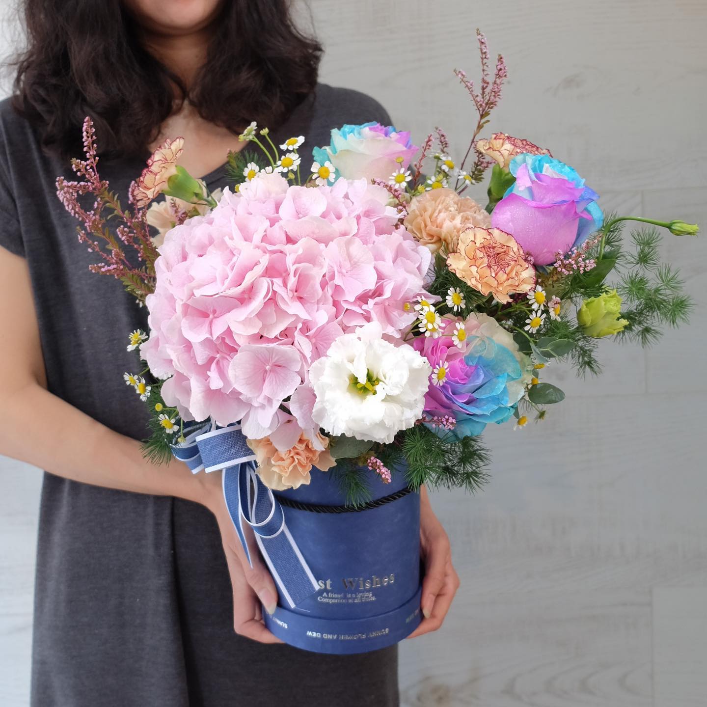 กล่อง หลากสี หวาน ดอกไม้หลัก กุหลาบ ไฮเดรนเยีย คาร์เนชั่น — ผลงานร้านดอกไม้ Sweetflower by Issaree — ภาพที่ 4 จาก 4