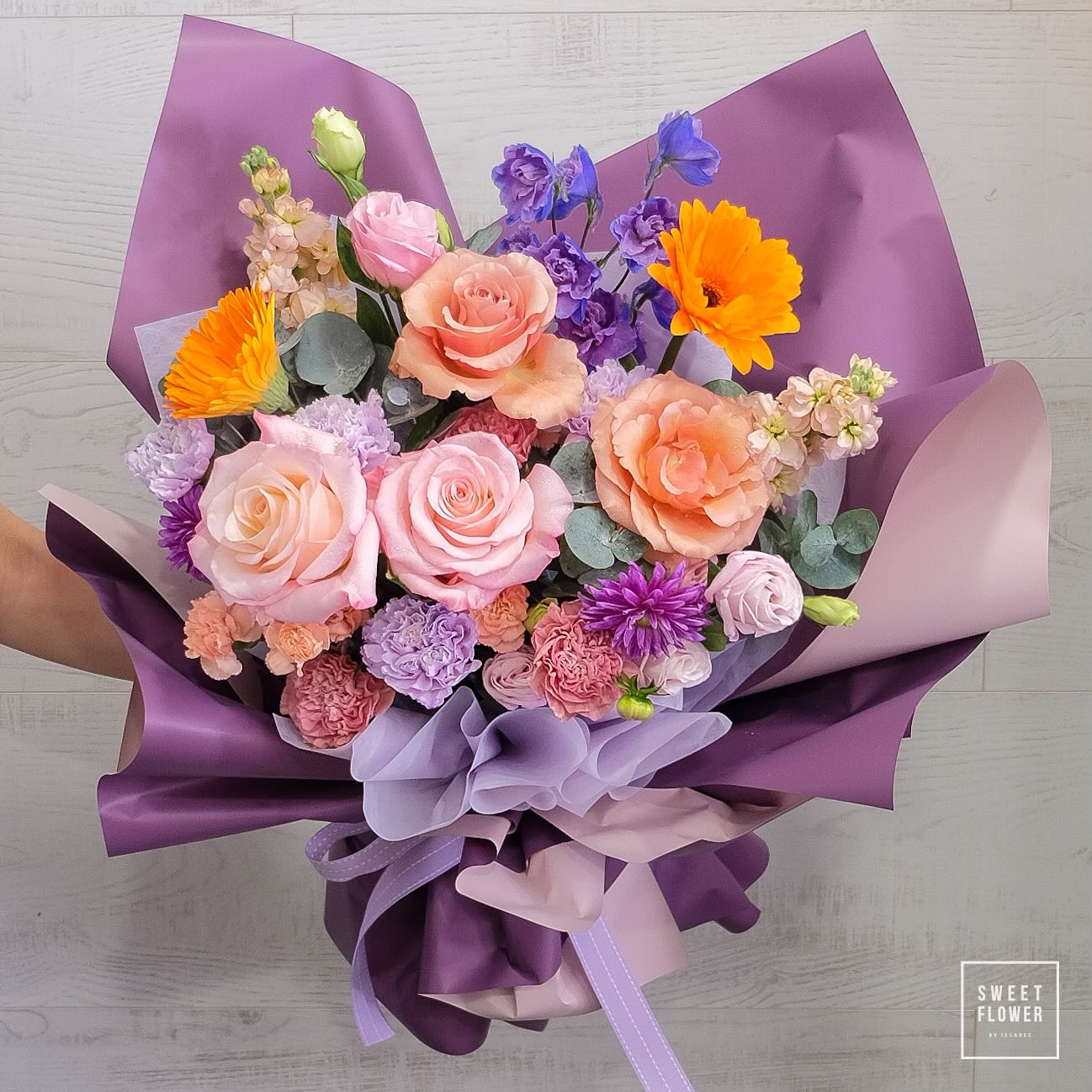 ช่อ ม่วง-ฟ้า หวาน ดอกไม้หลัก กุหลาบ เยอบีร่า คาร์เนชั่น — ผลงานร้านดอกไม้ Sweetflower by Issaree — ภาพที่ 2 จาก 2